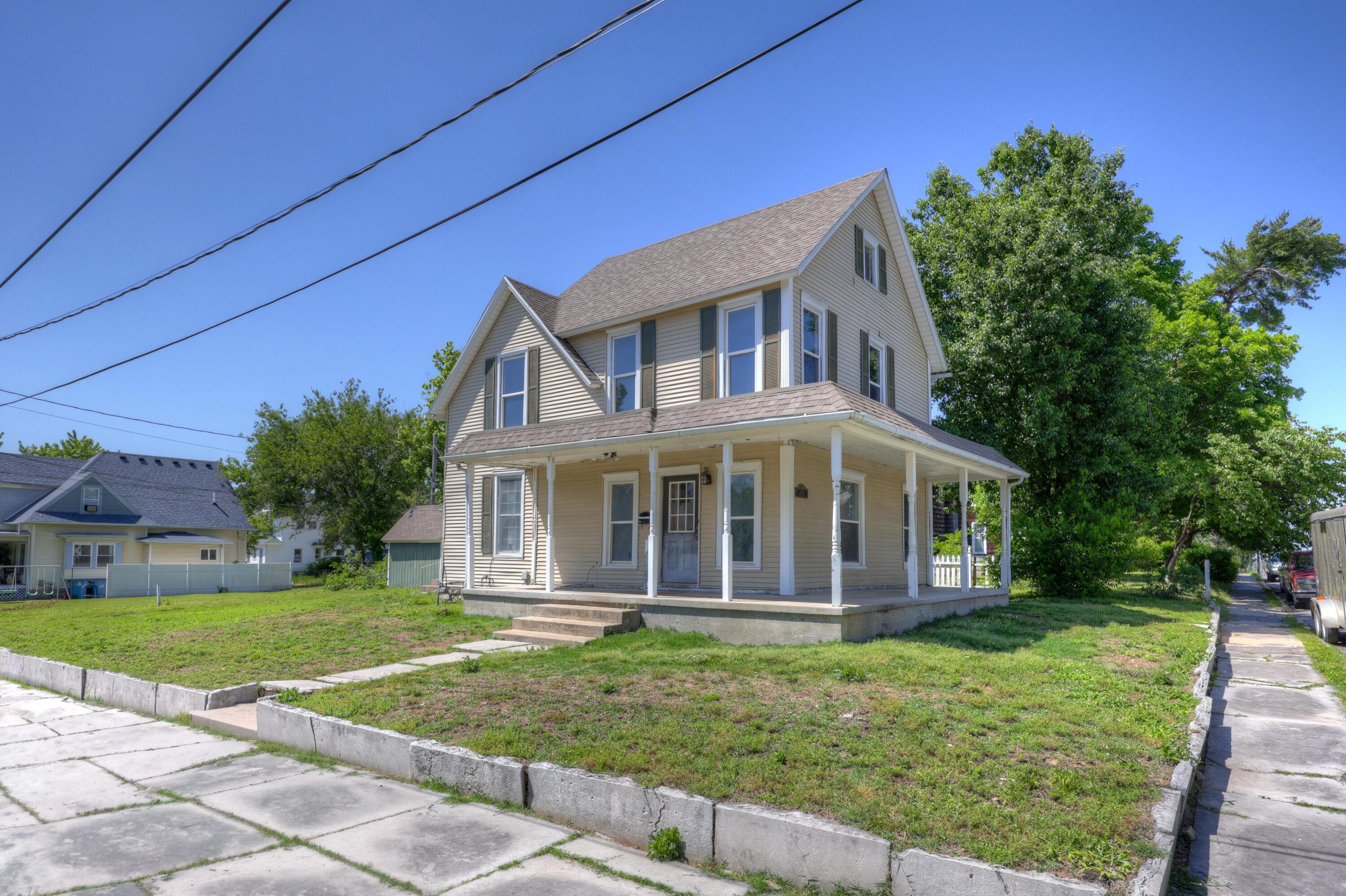 813 Lyon Street Property Photo 1