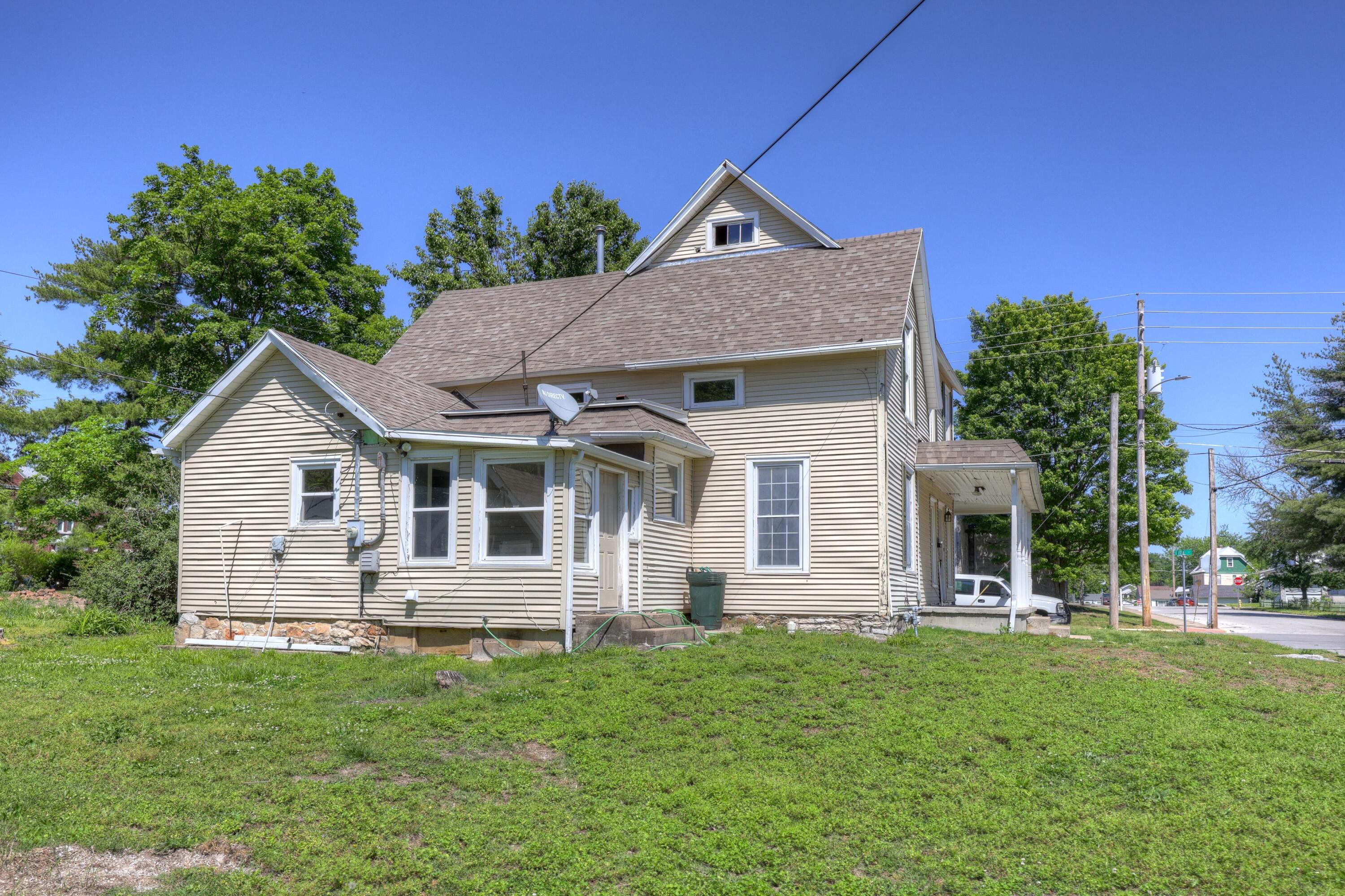 813 Lyon Street Property Photo 5