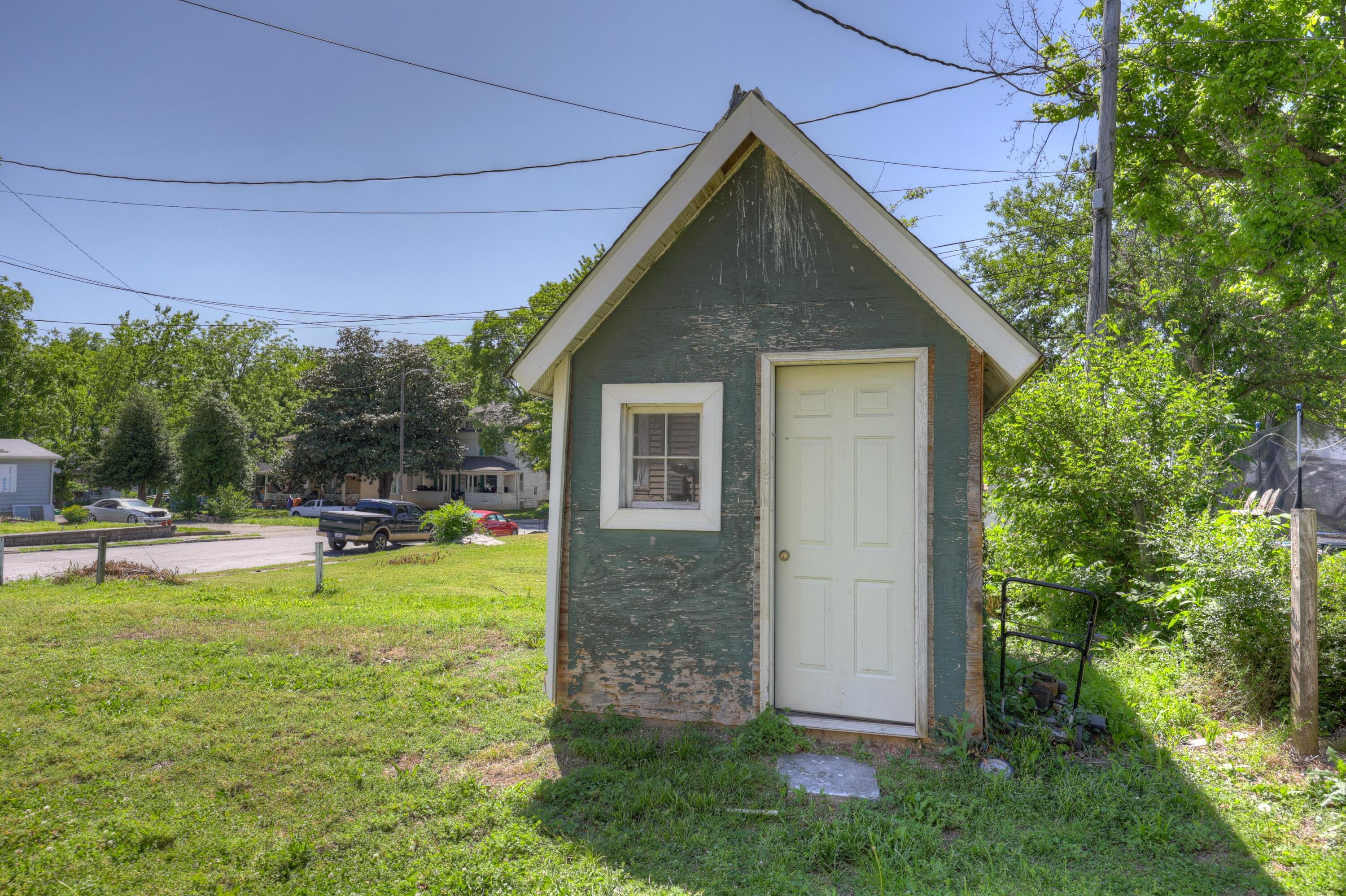 813 Lyon Street Property Photo 6