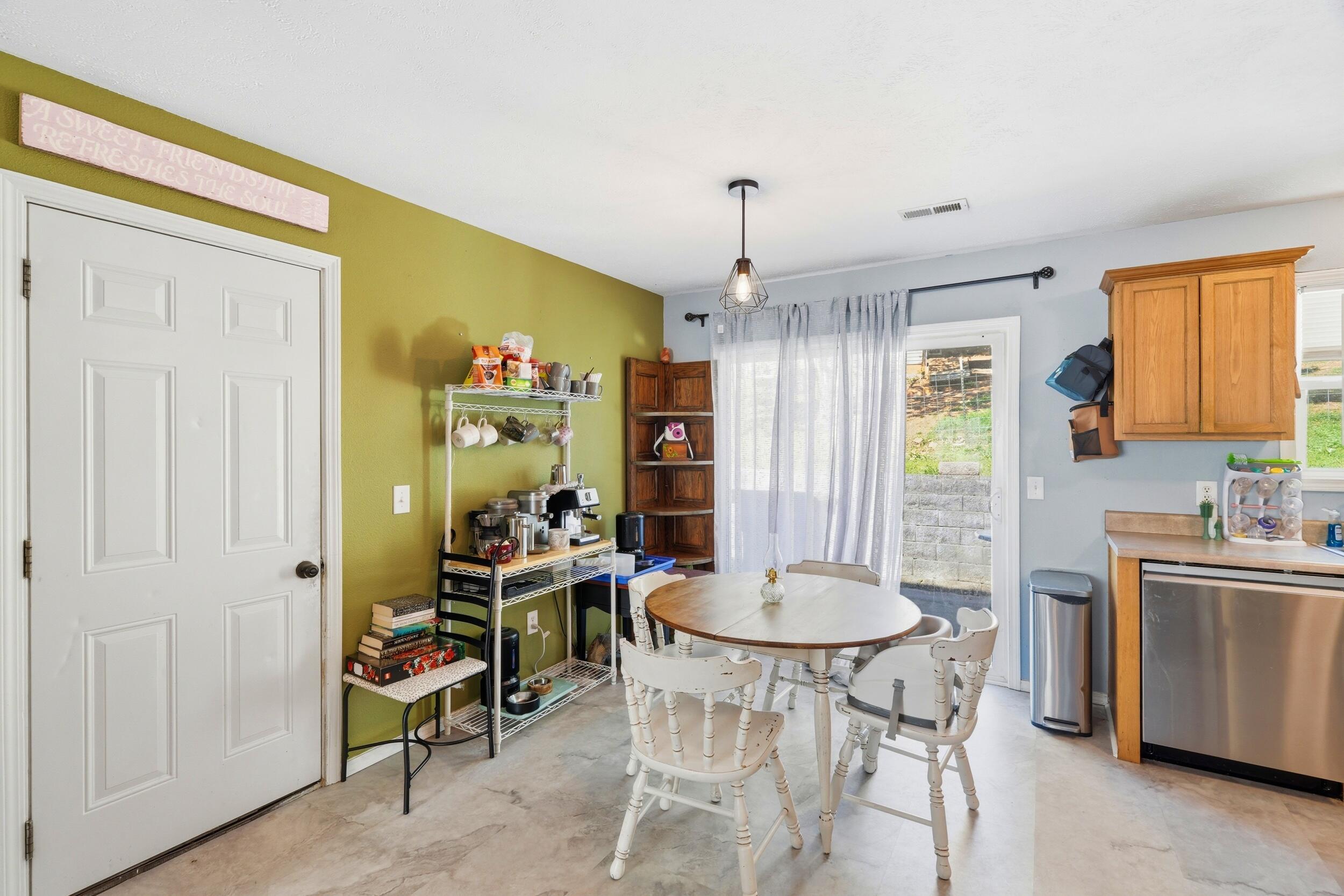 1027 Meadow Lane Property Photo 8