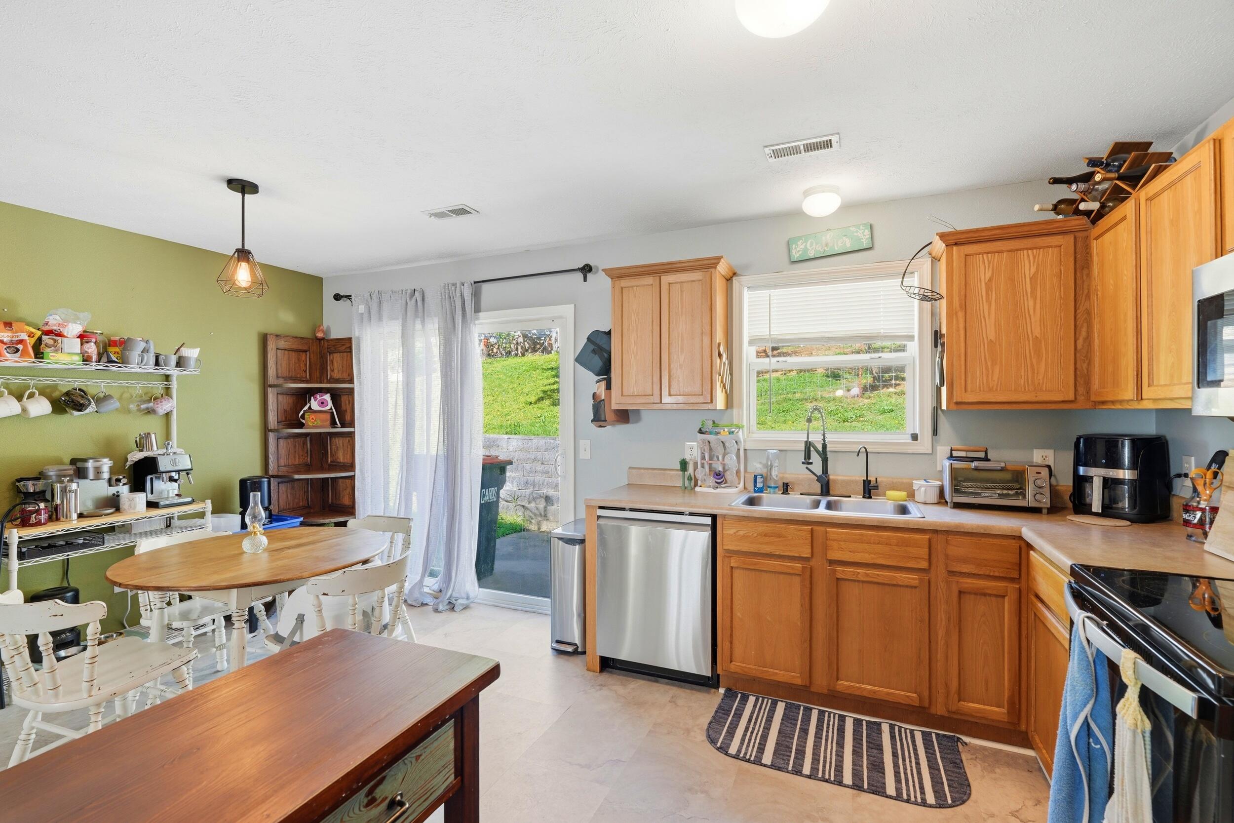 1027 Meadow Lane Property Photo 12