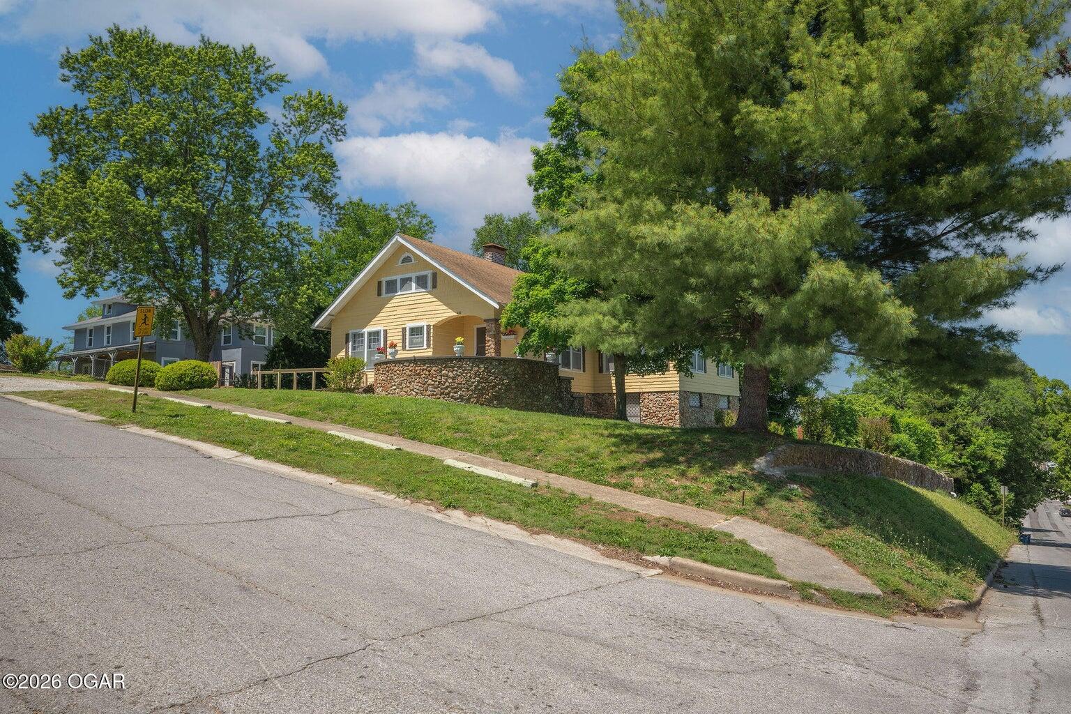 220 East Mckinney Street Property Photo 3