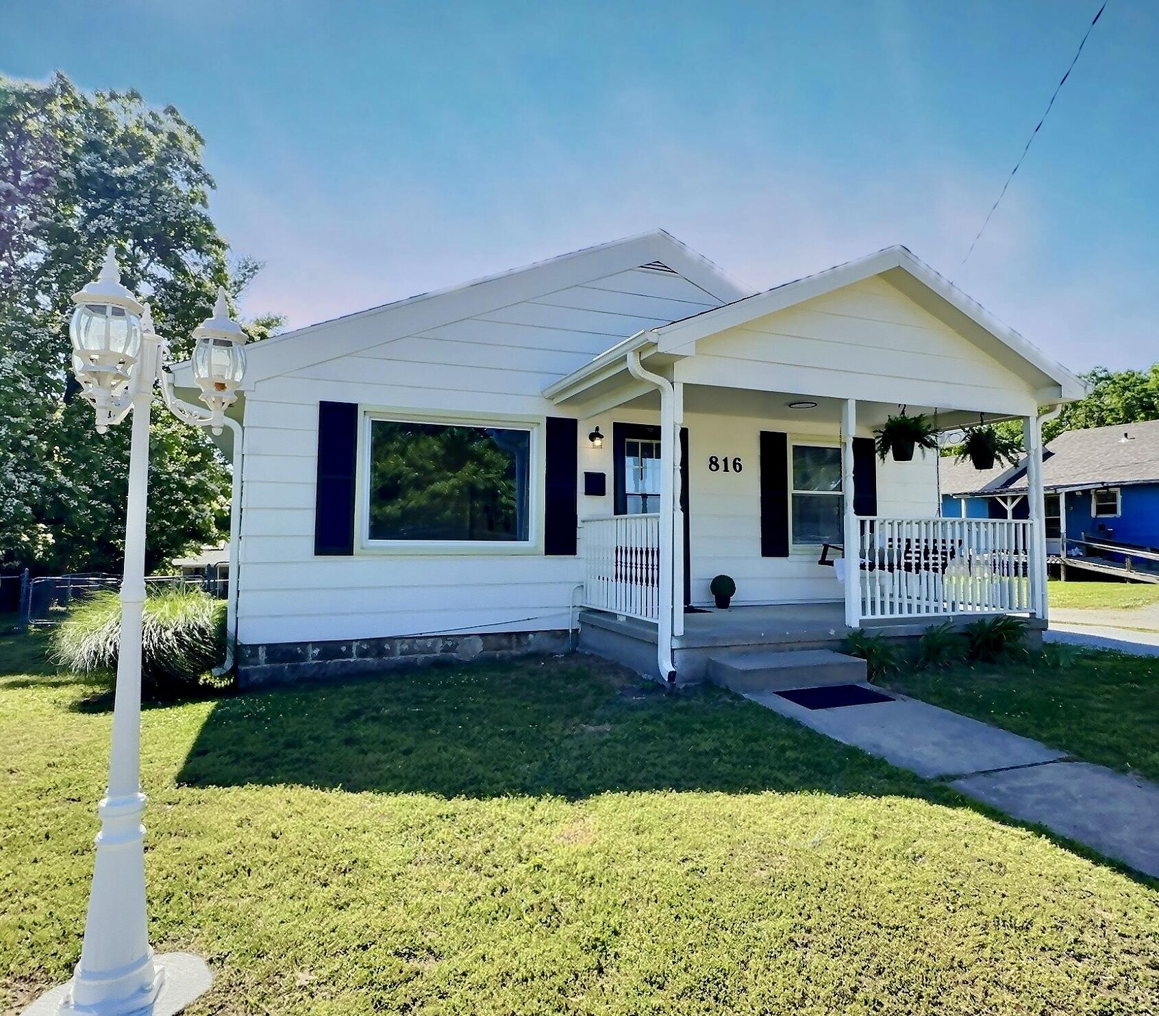 816 South College Street Property Photo 1