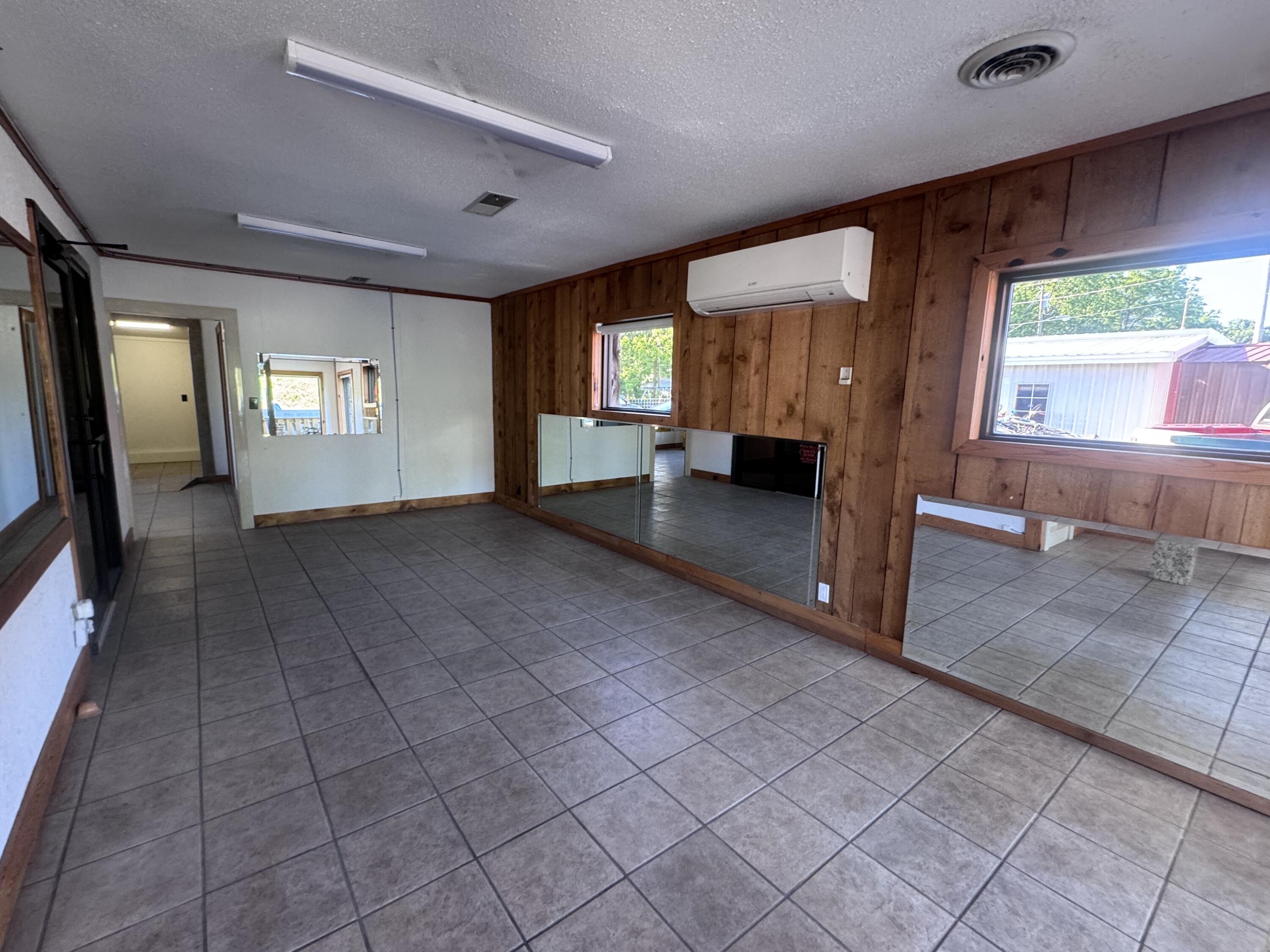 729 South Neosho Boulevard Property Photo 8