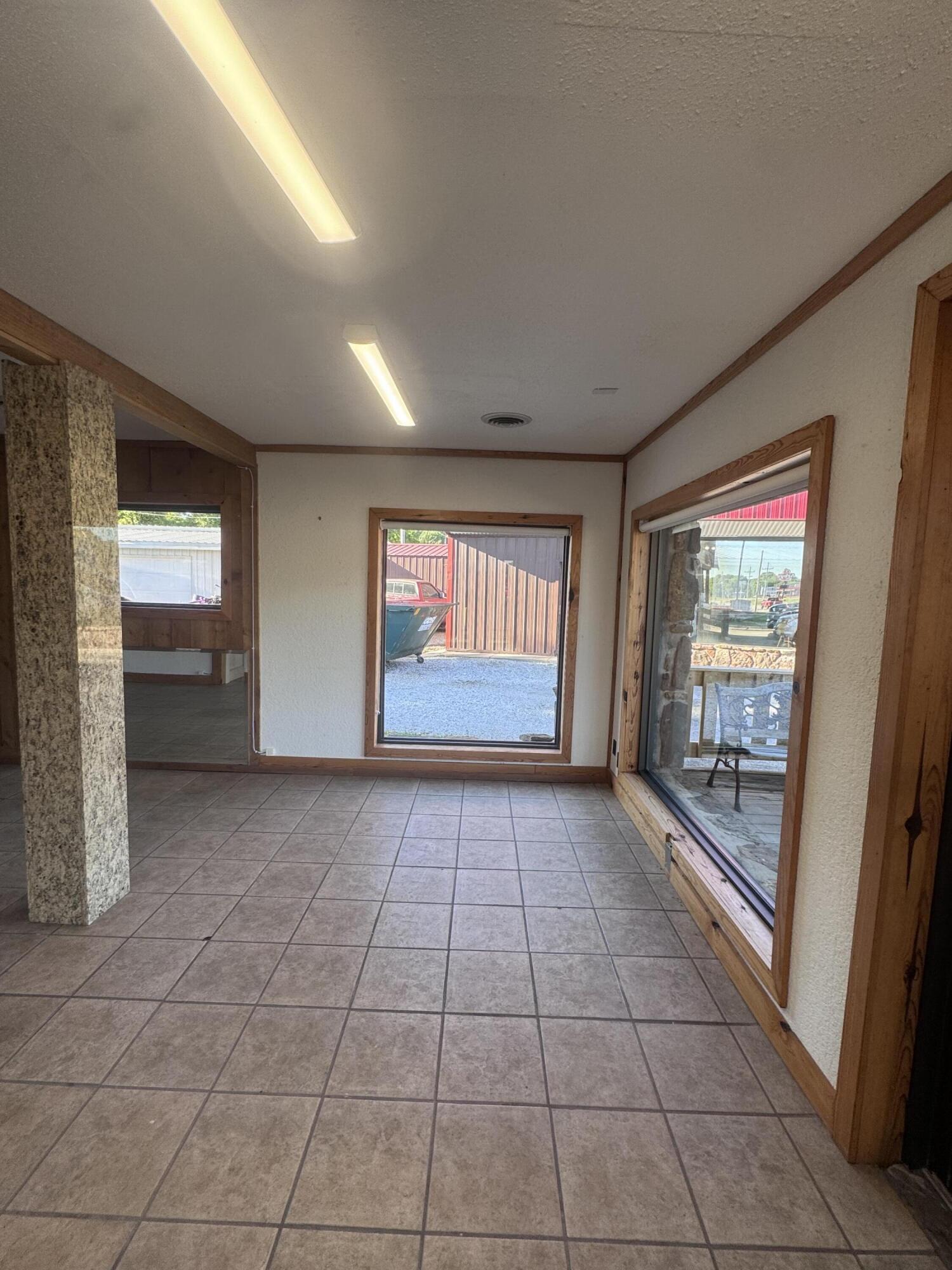 729 South Neosho Boulevard Property Photo 9