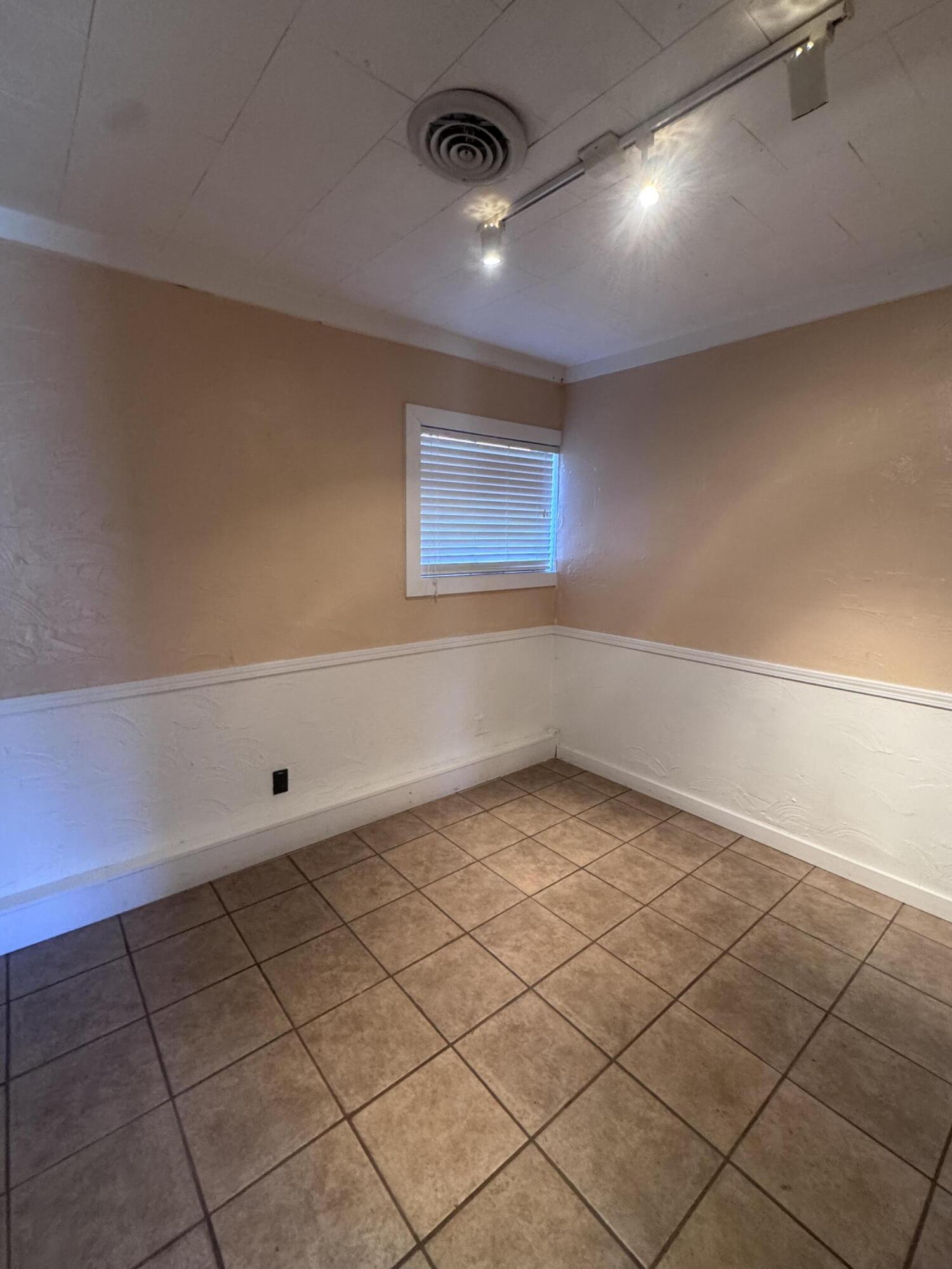 729 South Neosho Boulevard Property Photo 15