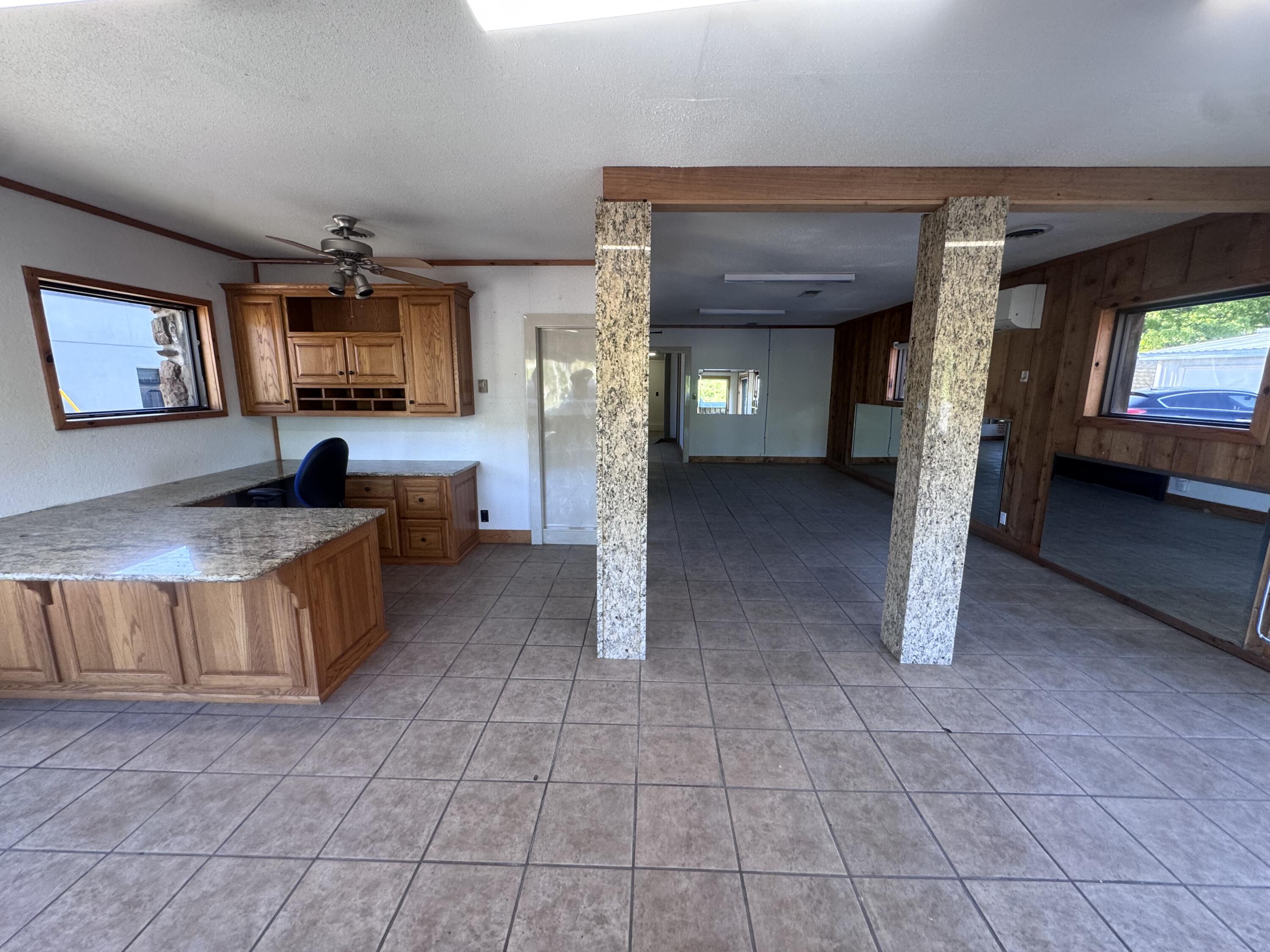 729 South Neosho Boulevard Property Photo 6