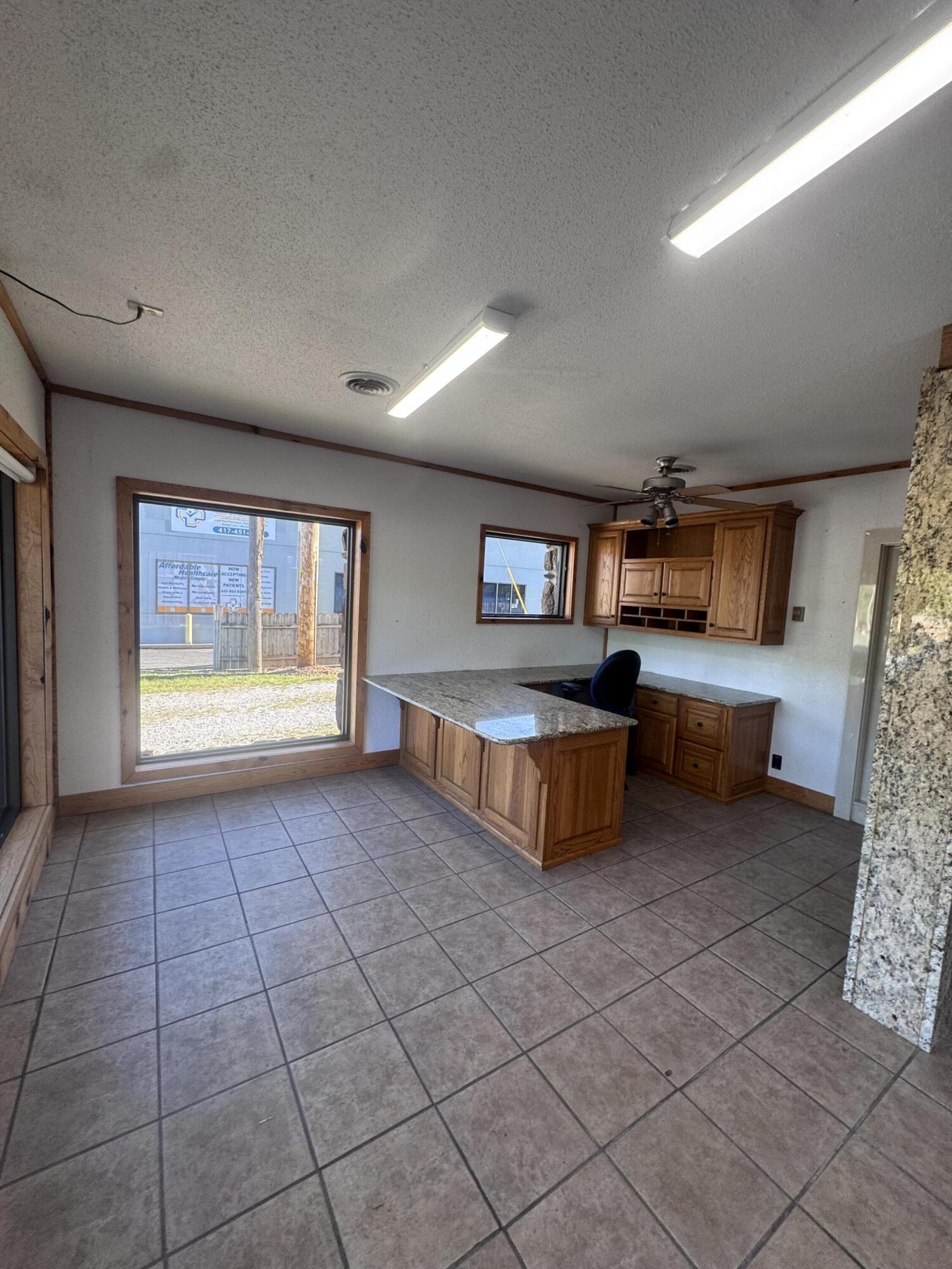 729 South Neosho Boulevard Property Photo 7