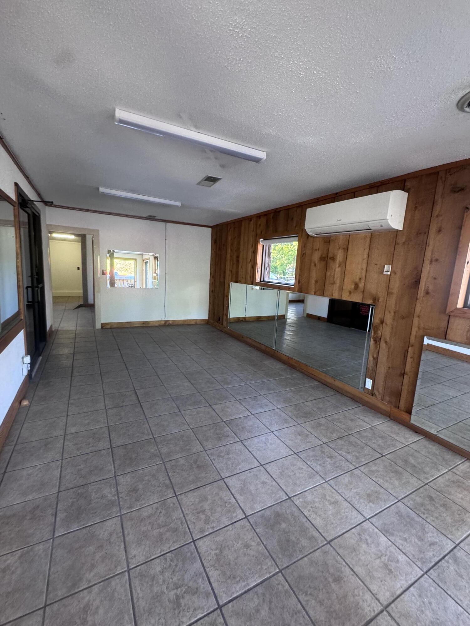 729 South Neosho Boulevard Property Photo 10