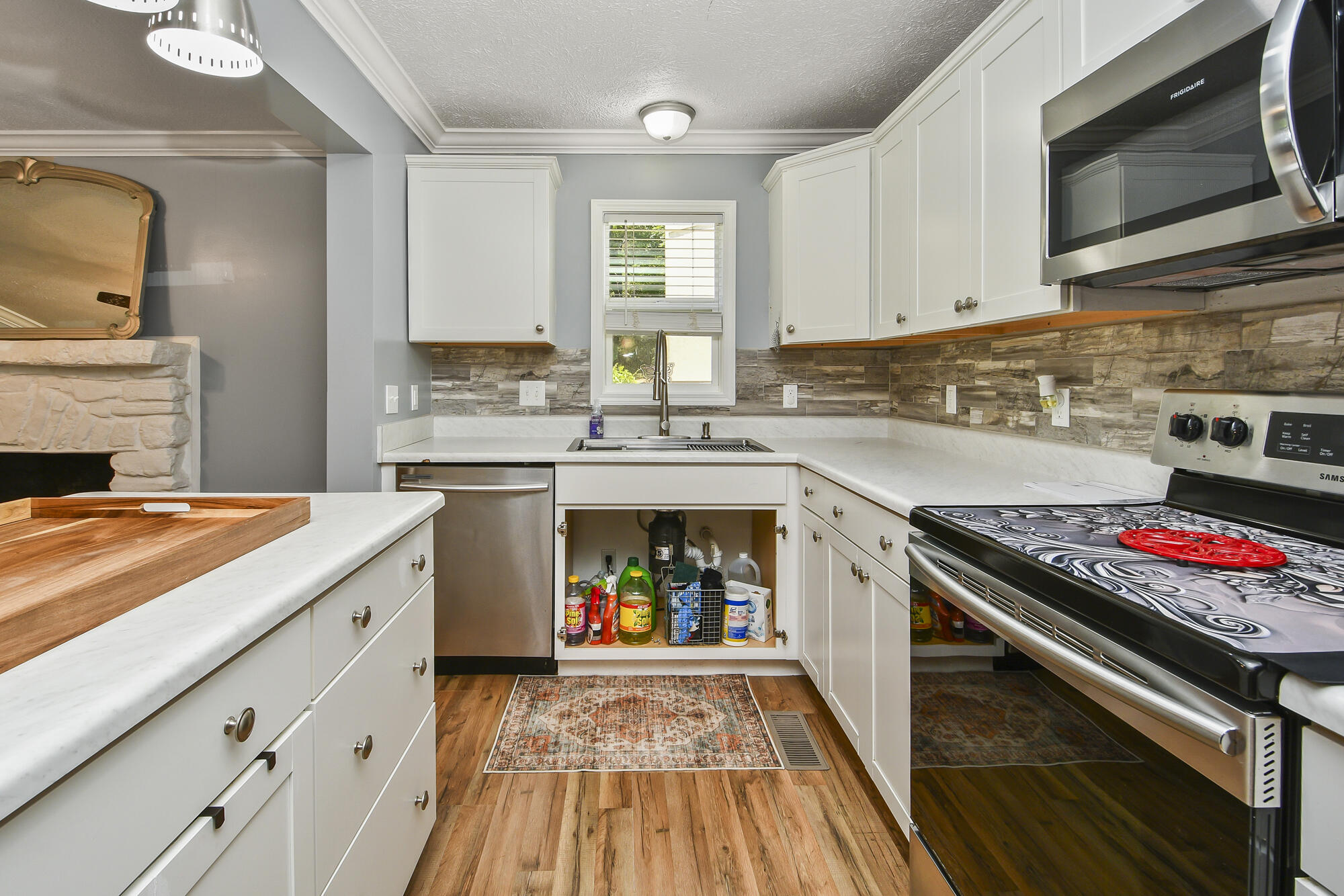 731 & 729 Knox Avenue Property Photo 9