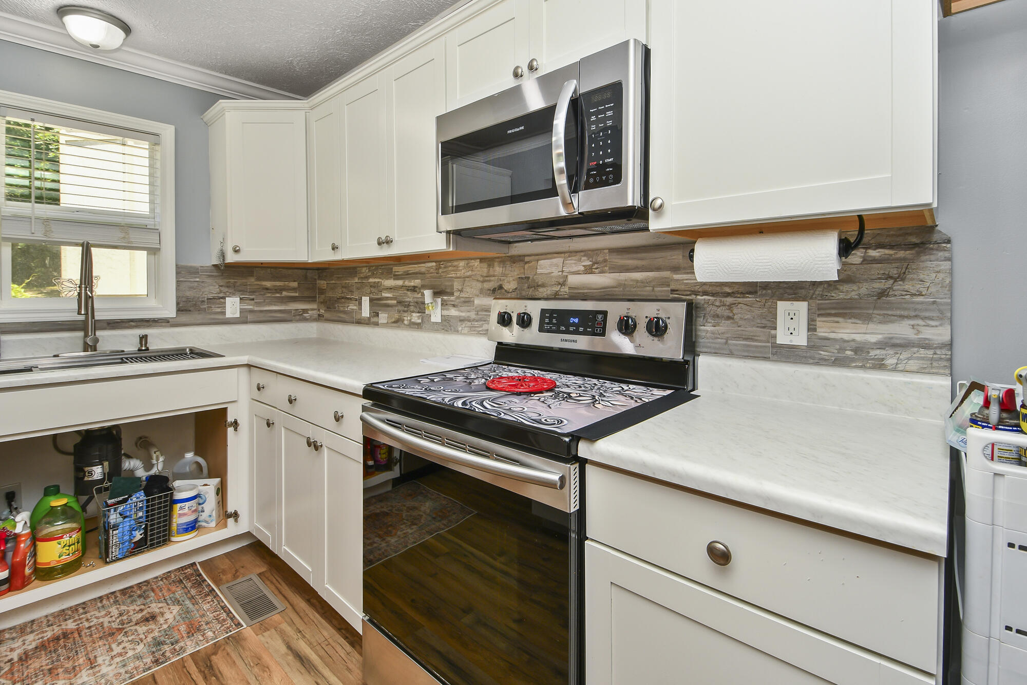 731 & 729 Knox Avenue Property Photo 10