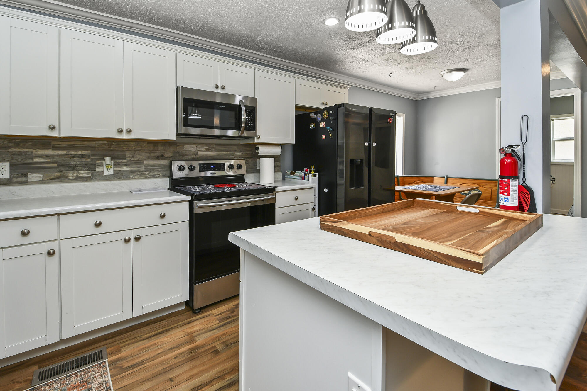 731 & 729 Knox Avenue Property Photo 11
