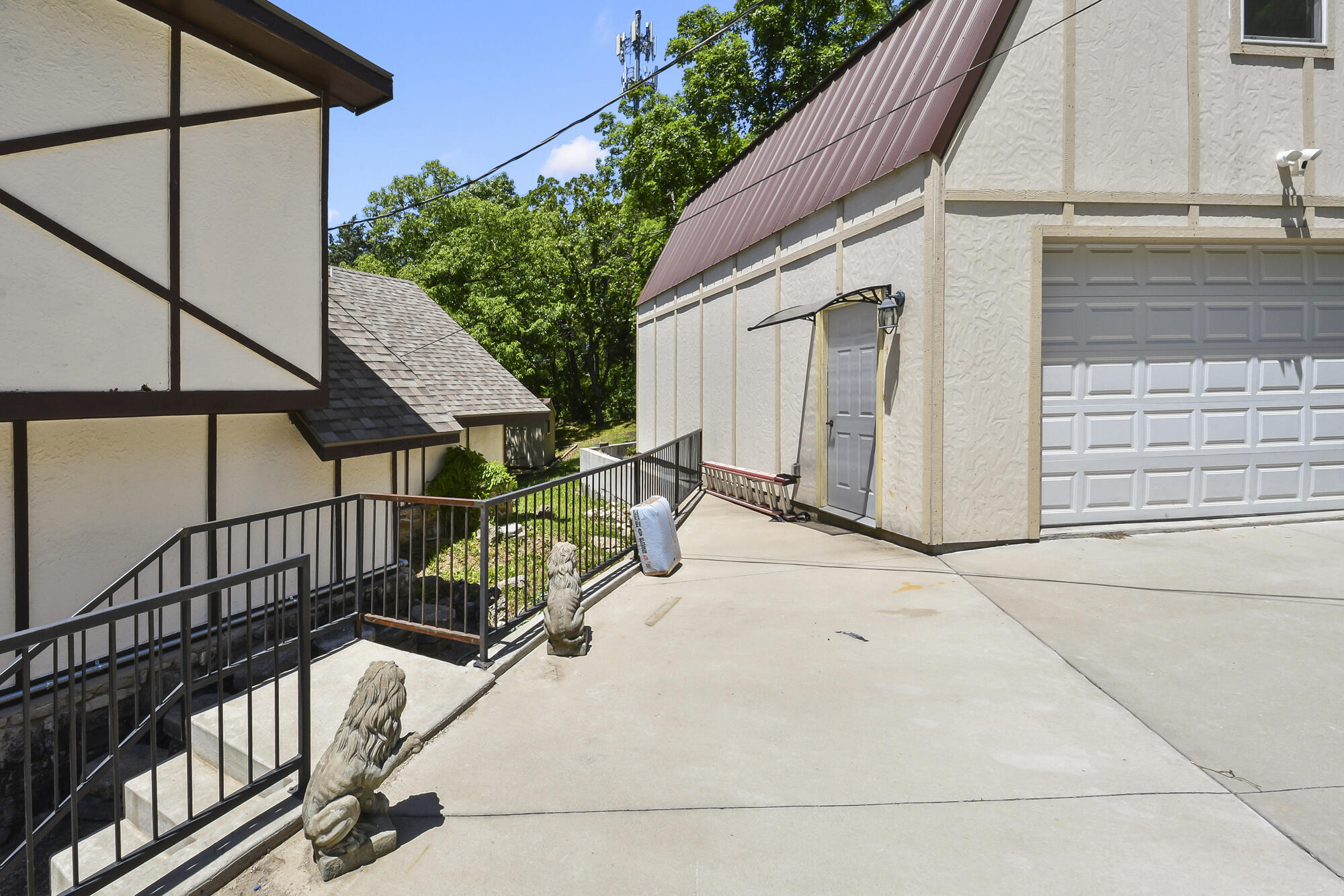731 & 729 Knox Avenue Property Photo 59