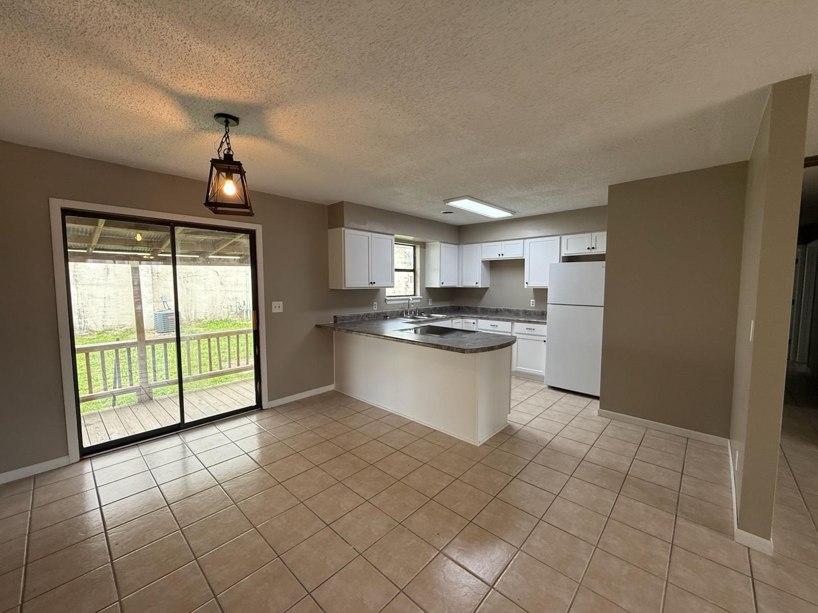 301 Luyster Street Property Photo 4