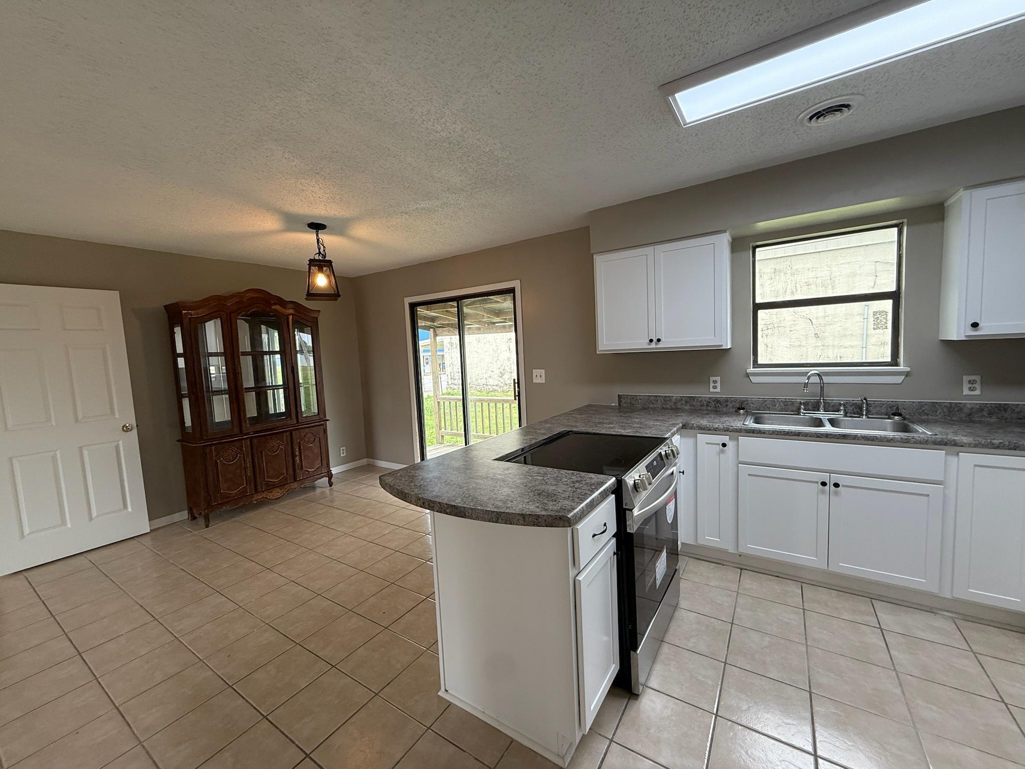 301 Luyster Street Property Photo 6