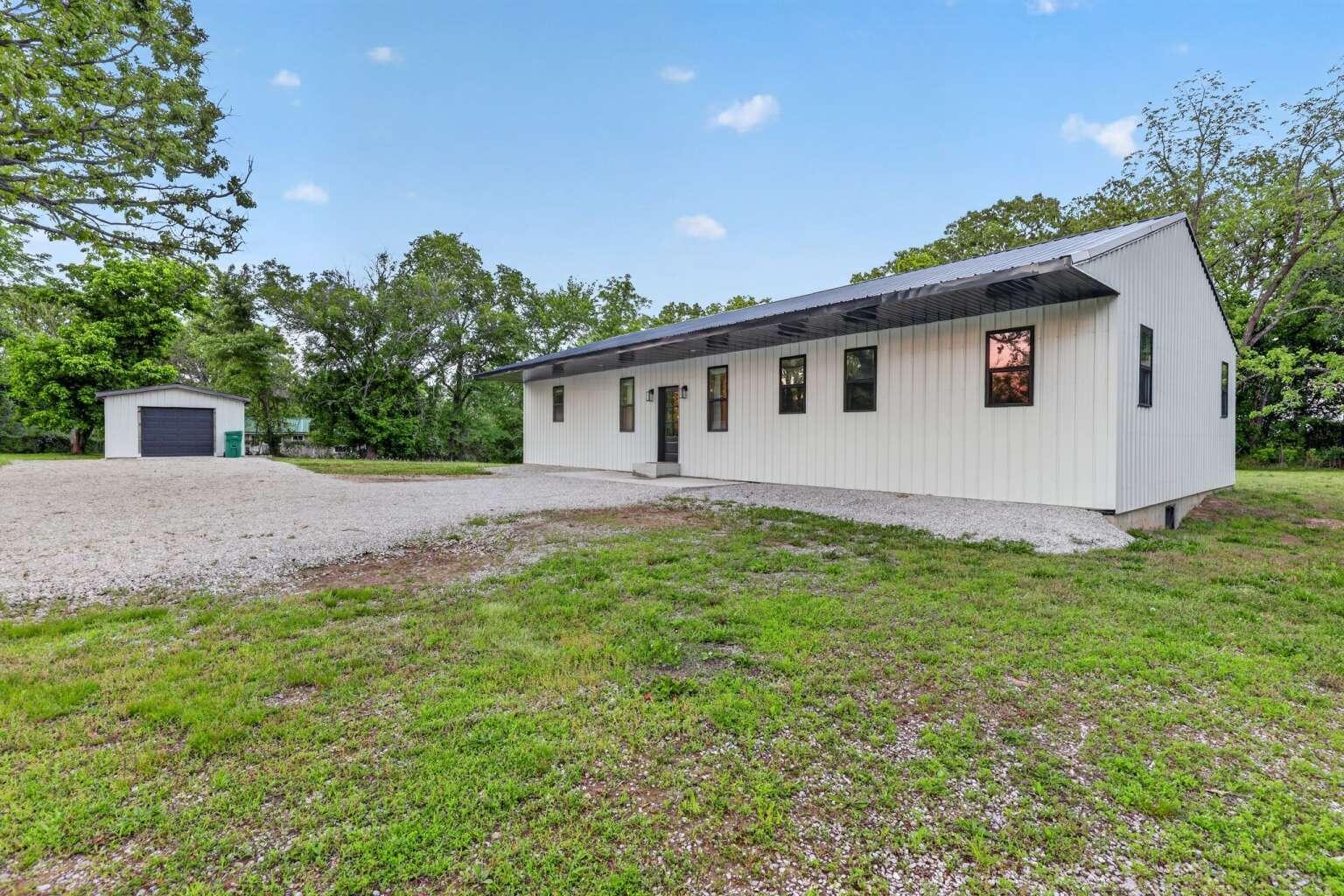 938 Post Oak Road Property Photo 1