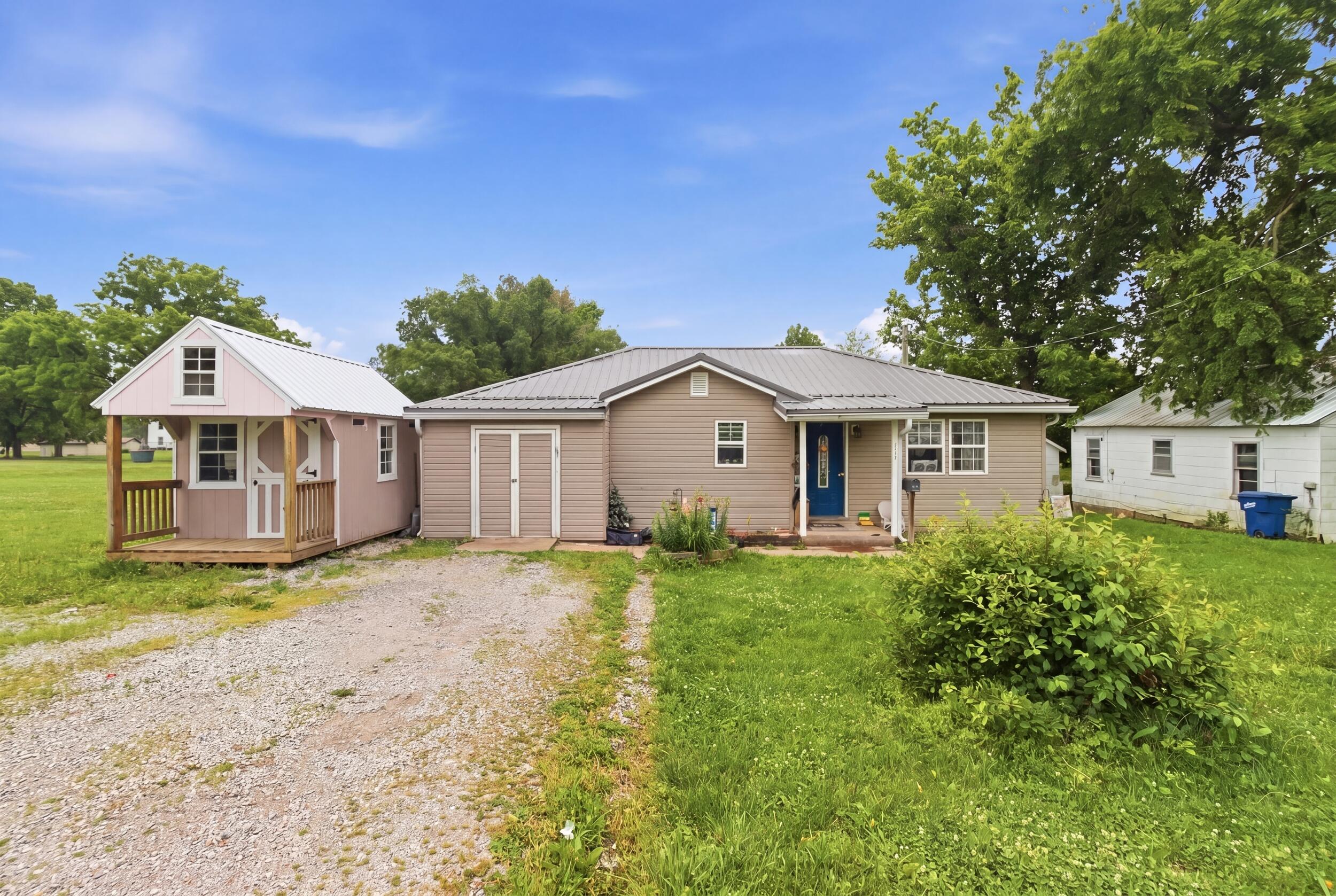 738 Dooley Street Property Photo 1
