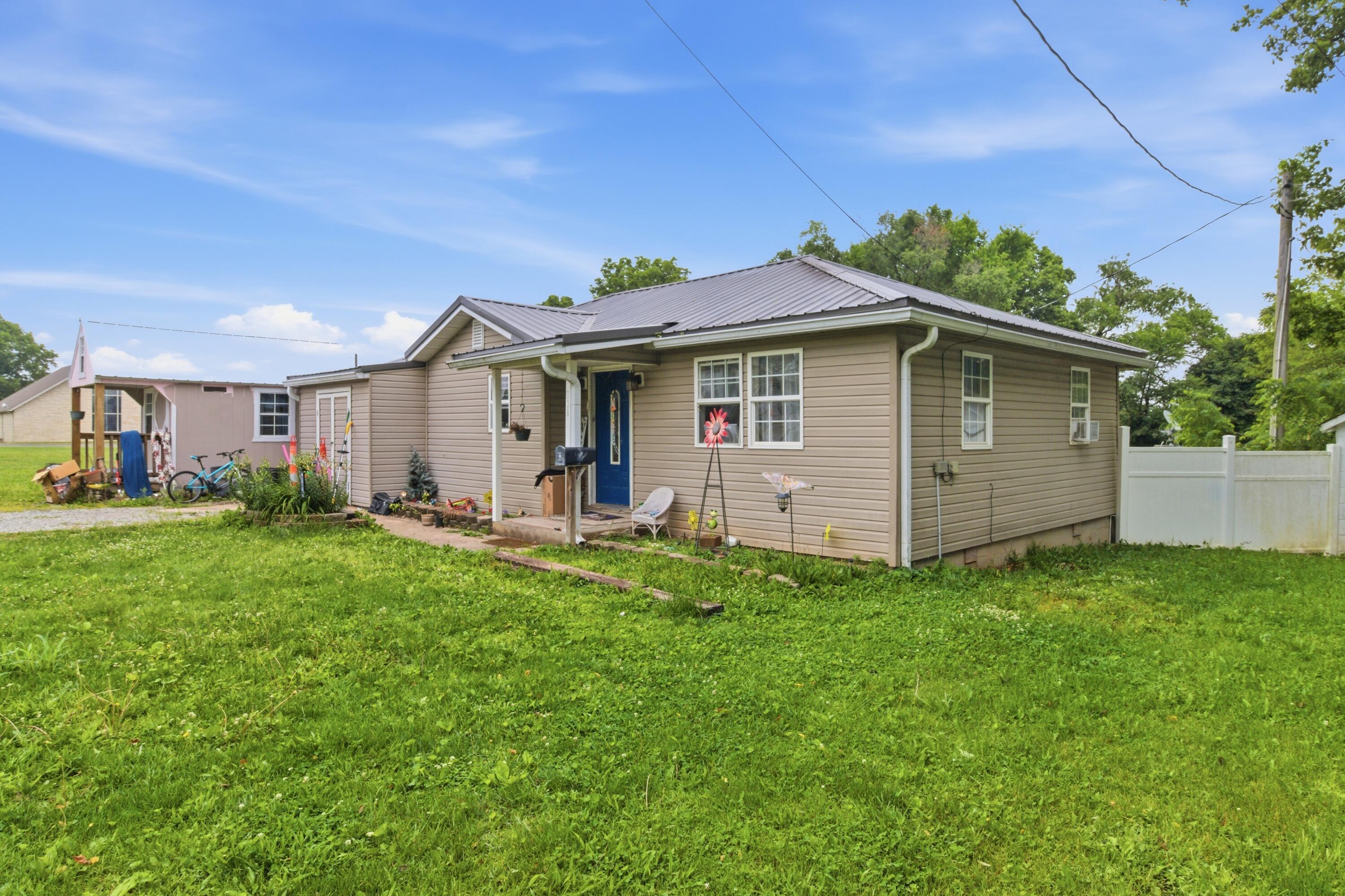 738 Dooley Street Property Photo 3