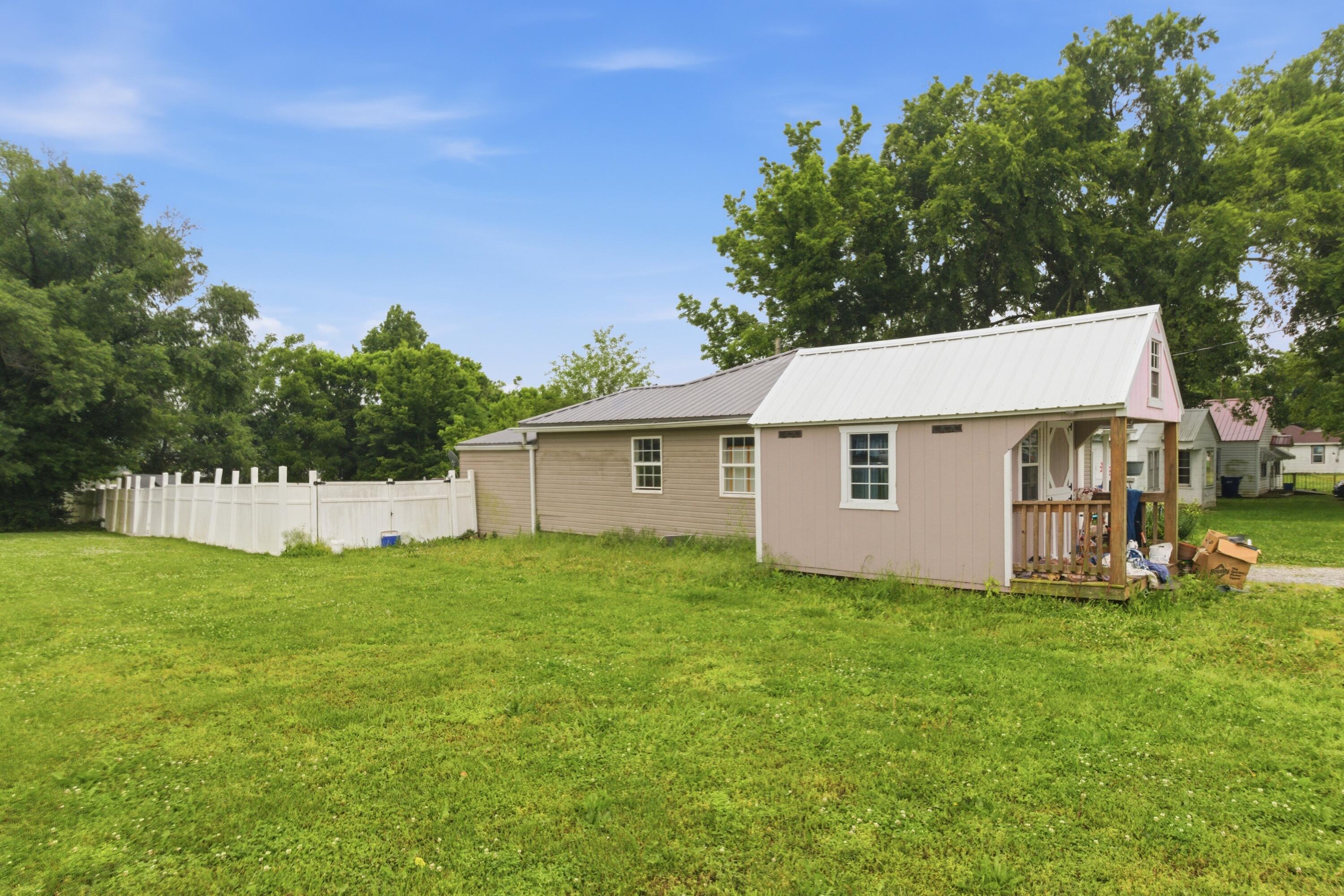 738 Dooley Street Property Photo 4