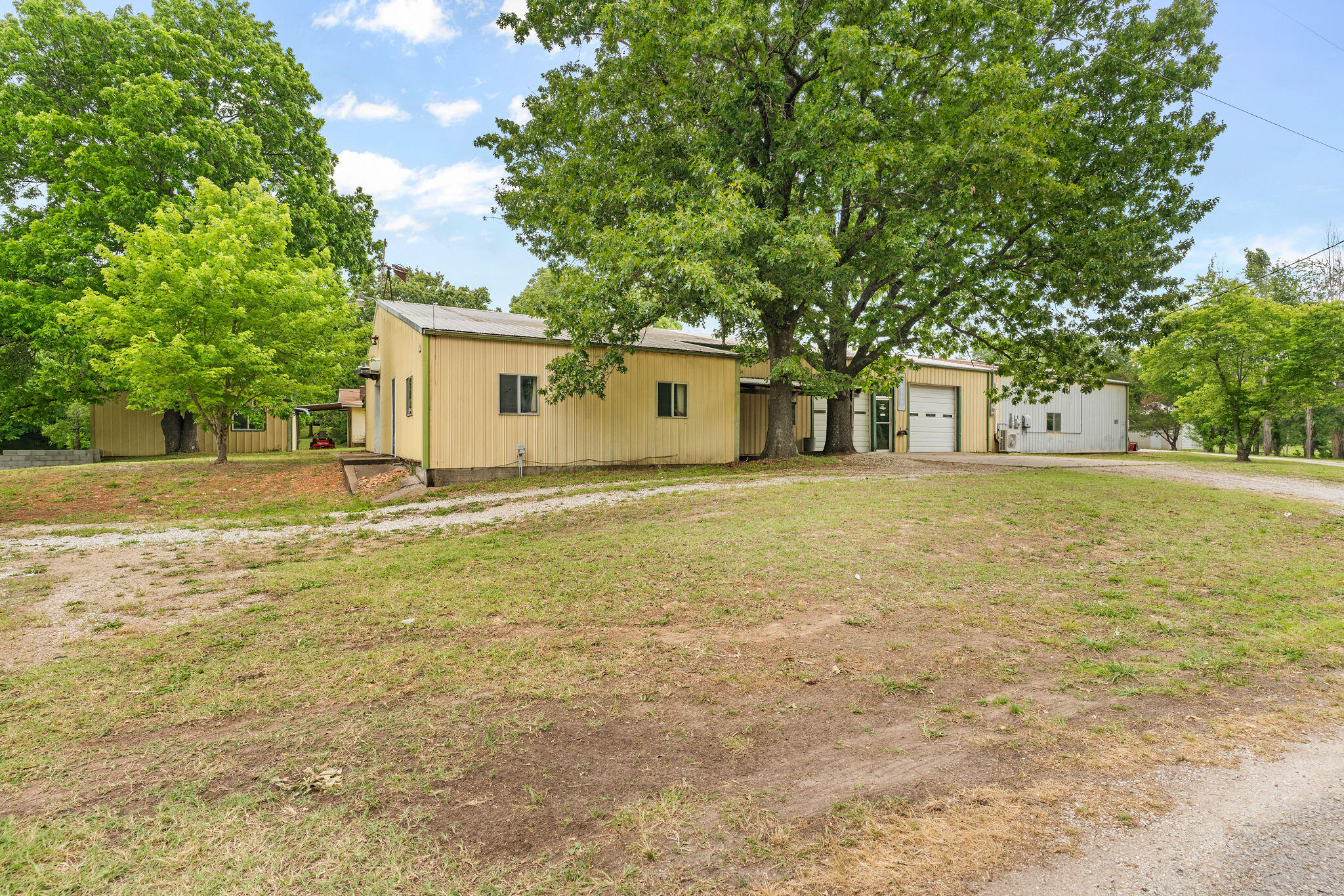 21643 Lawrence 1040 Property Photo 4