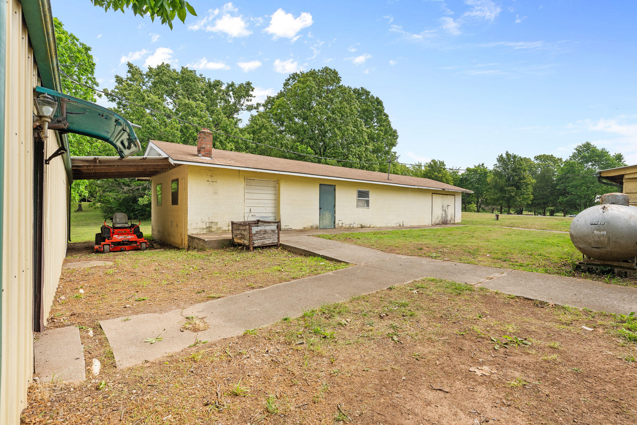 21643 Lawrence 1040 Property Photo 5