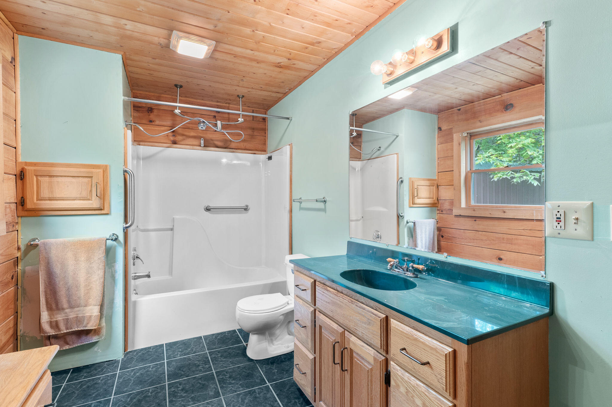 21643 Lawrence 1040 Property Photo 44