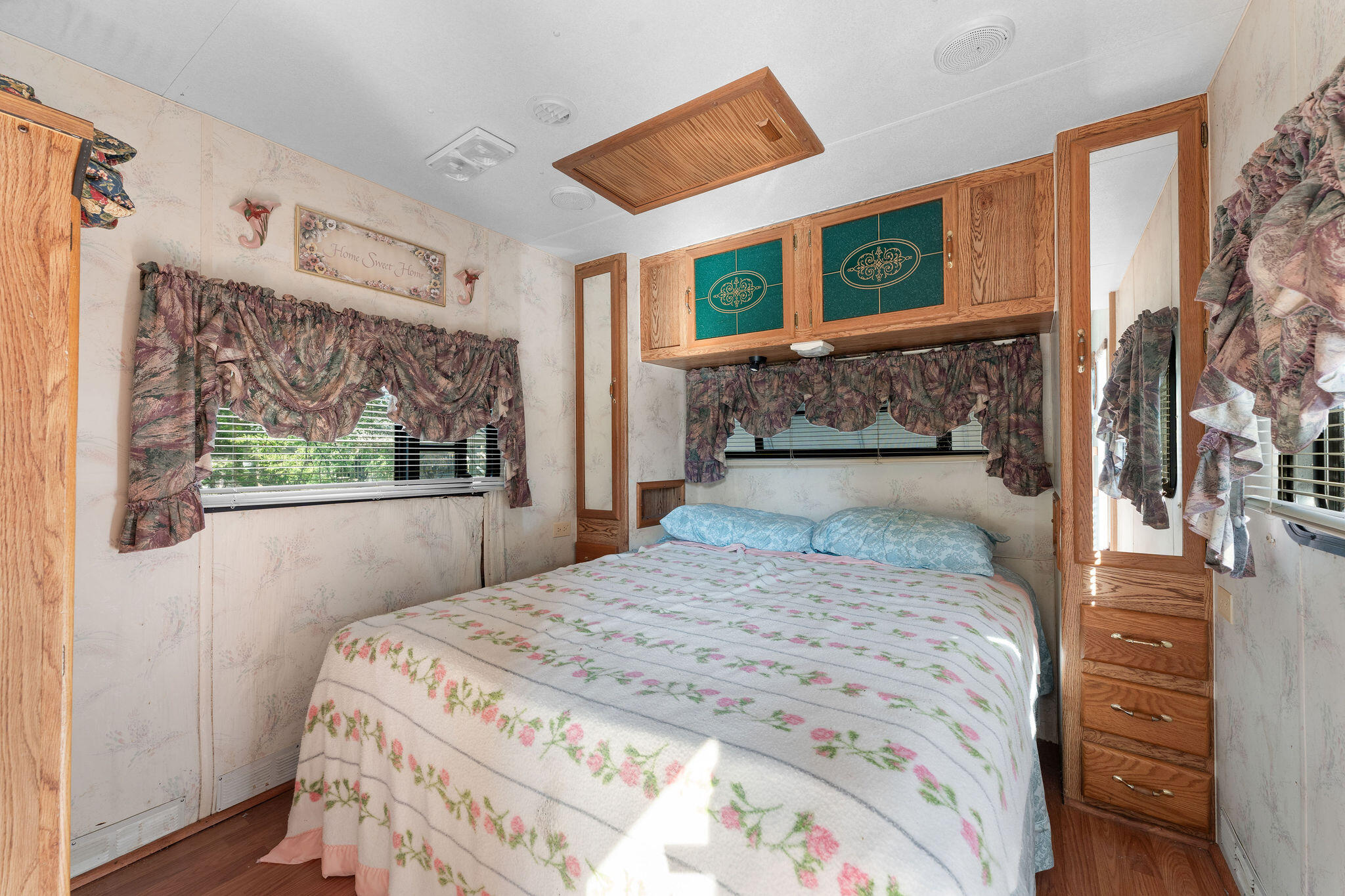 526 Jellystone Avenue Property Photo 9