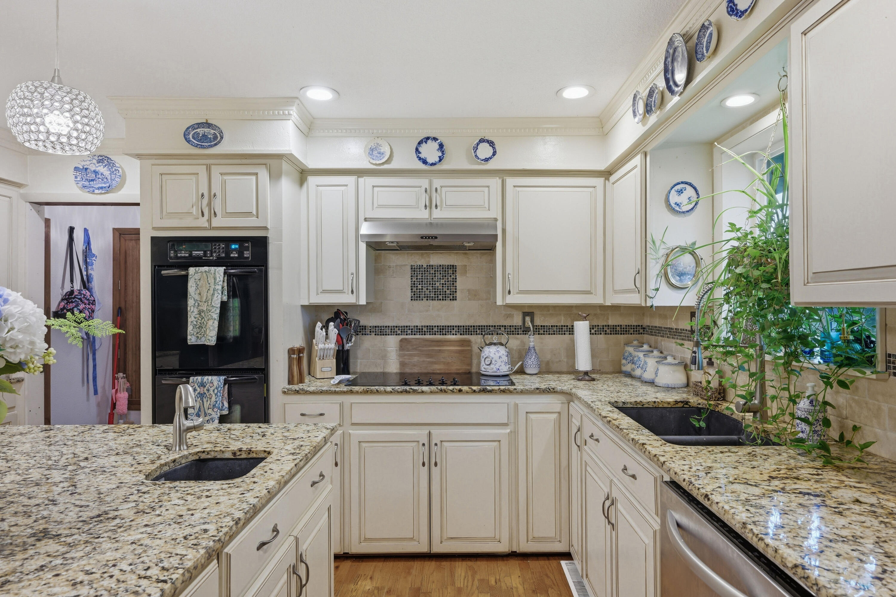 19082 Norway Road Property Photo 10
