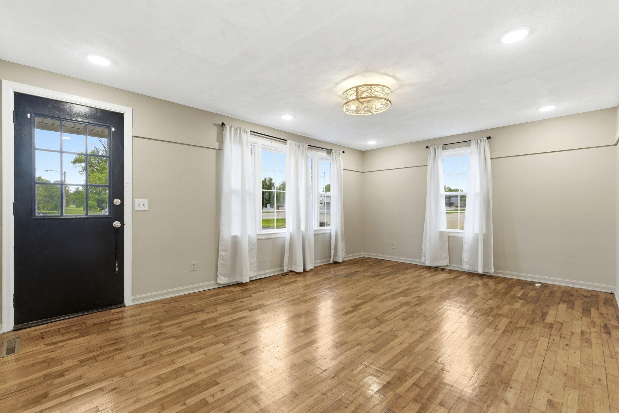 1409 West Broadway Street Property Photo 4