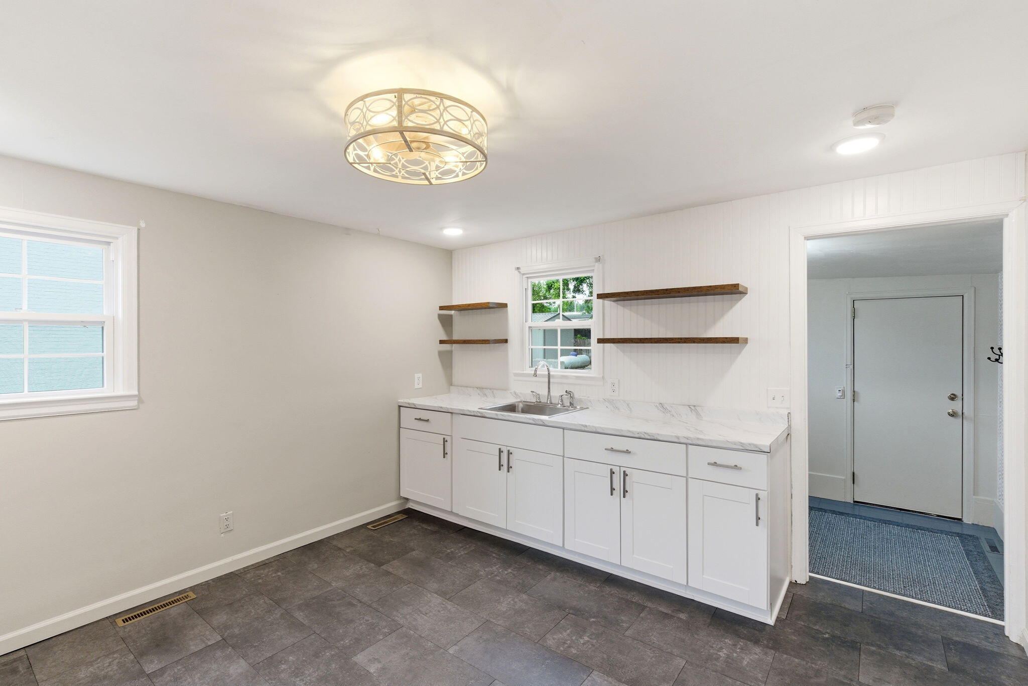 1409 West Broadway Street Property Photo 10