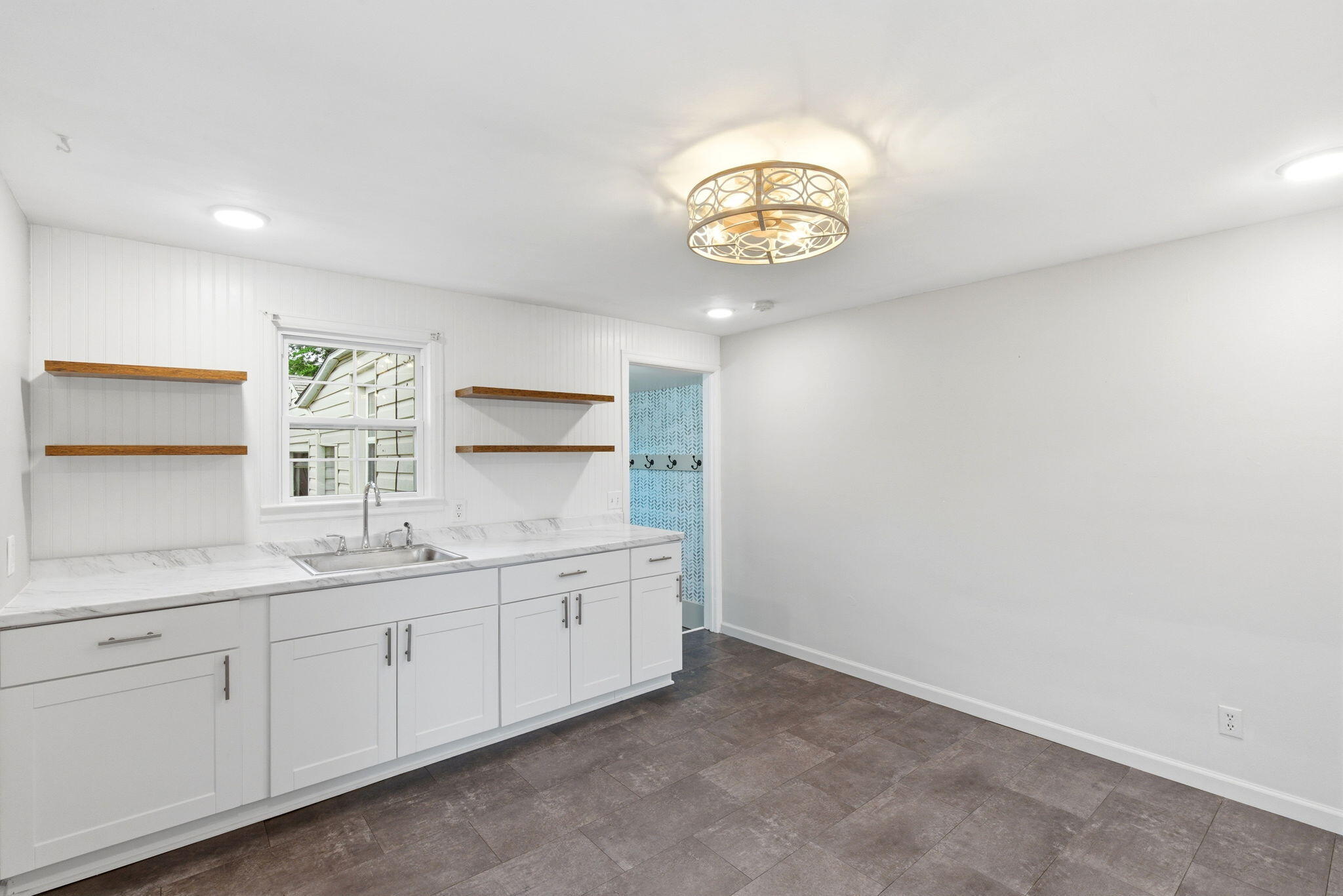 1409 West Broadway Street Property Photo 11