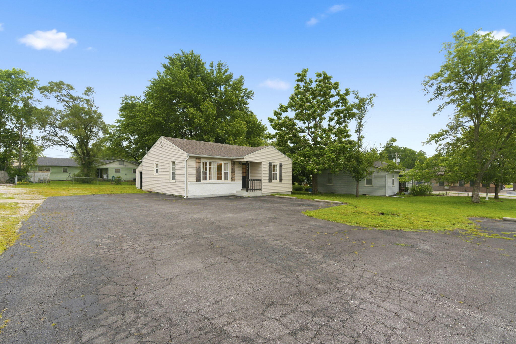 1409 West Broadway Street Property Photo 25