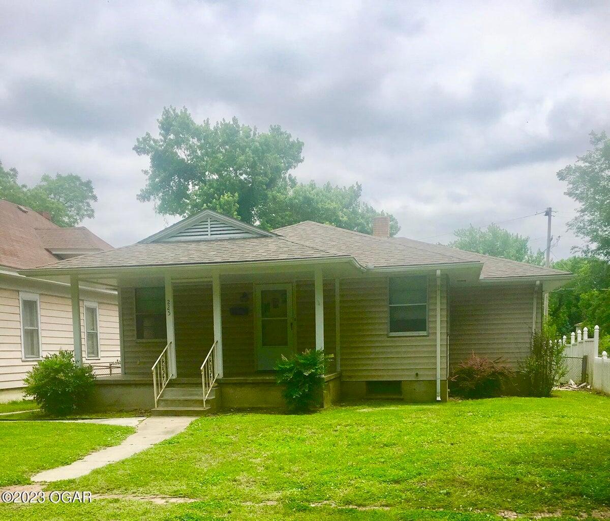 225 North Jackson Avenue Property Photo 1