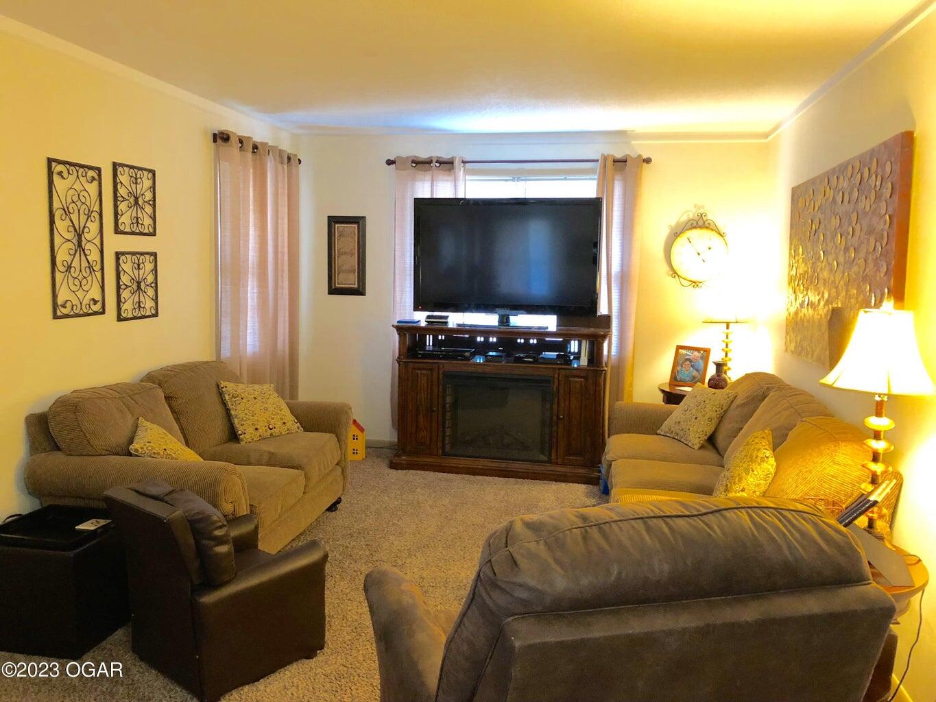 225 North Jackson Avenue Property Photo 3