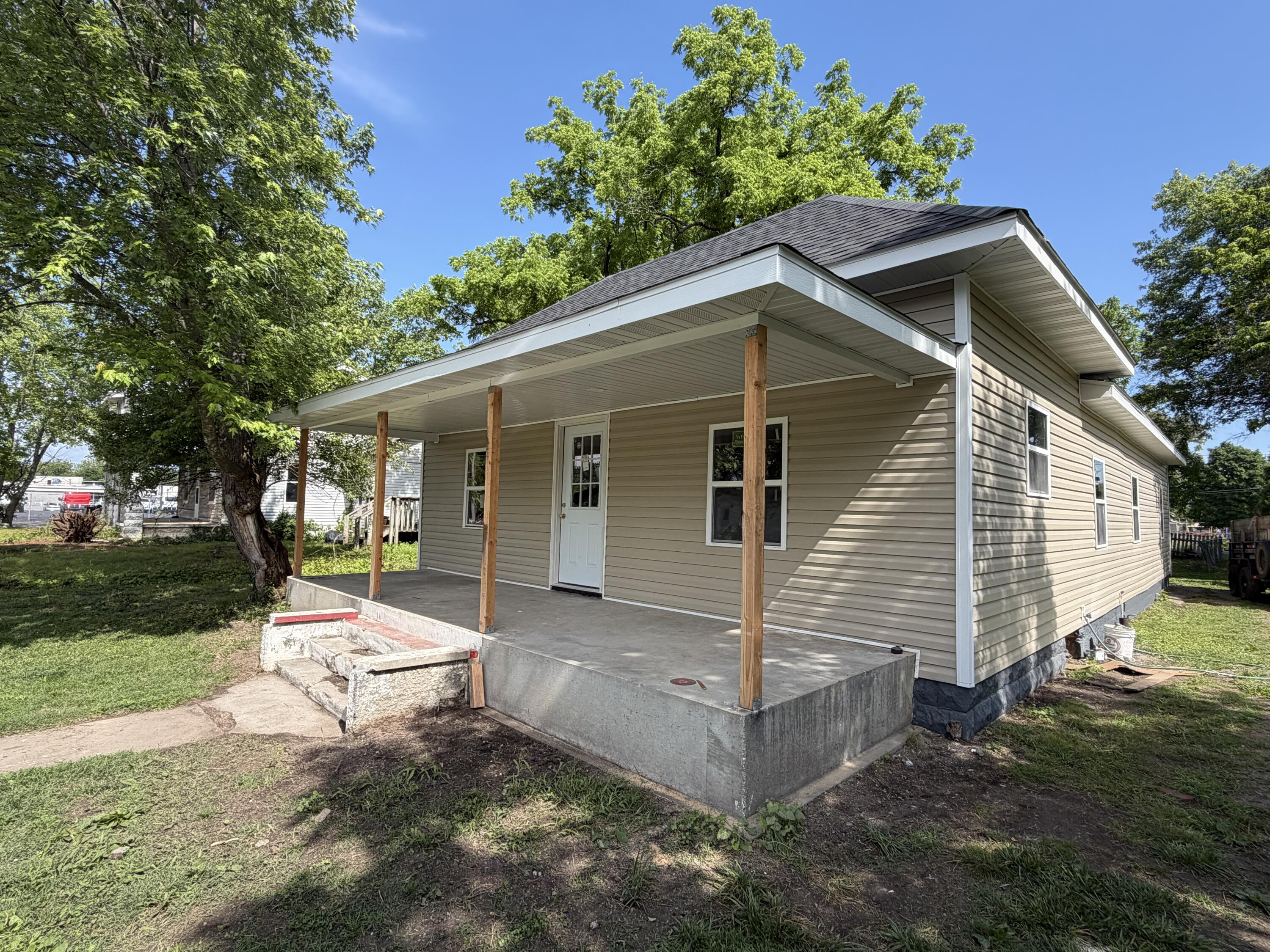 305 East Rock Street Property Photo 4