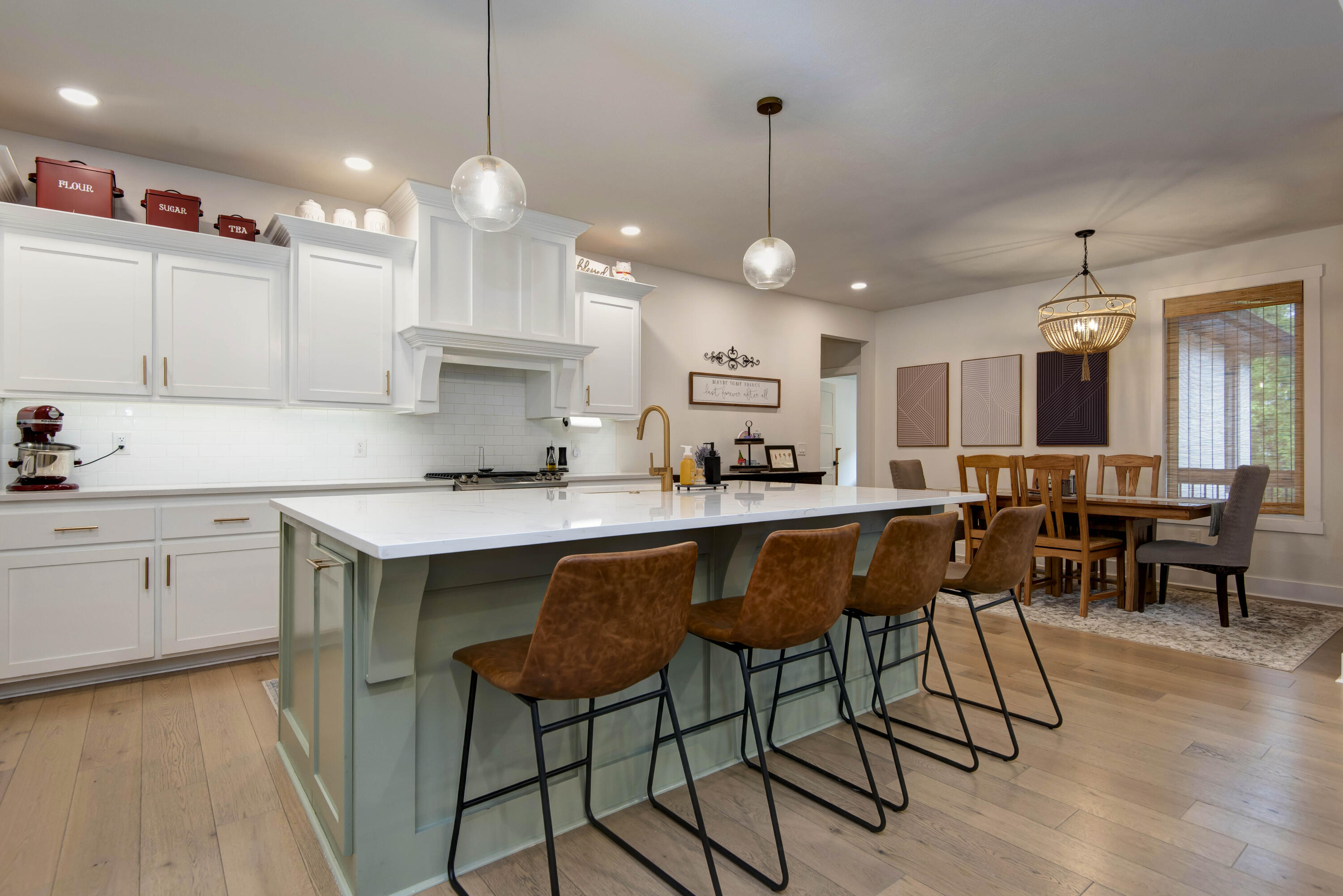 6099 South Hampton Avenue Property Photo 9
