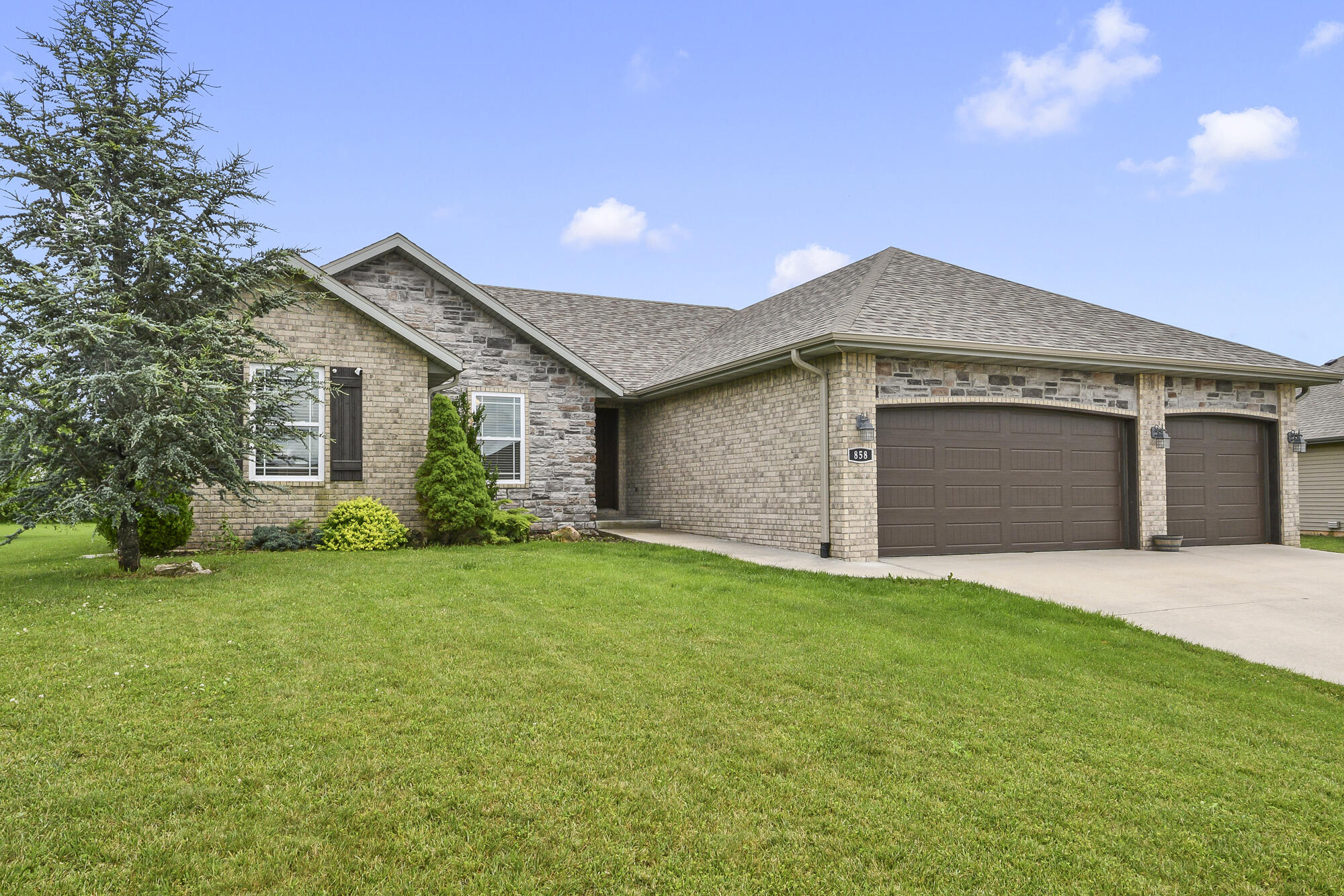 858 Capitol Hill Drive Property Photo 4