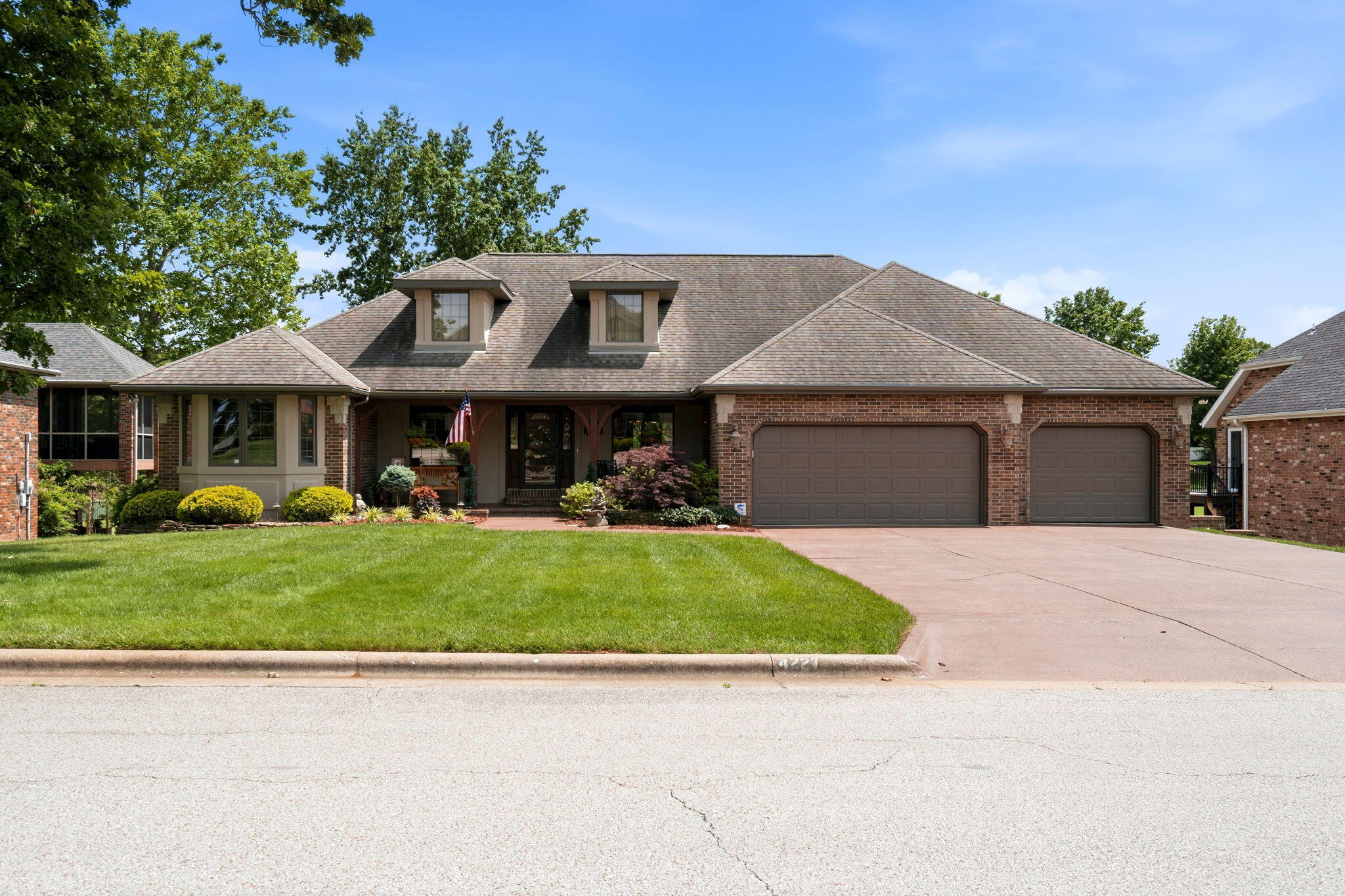 4227 Greenbriar Drive Property Photo 1