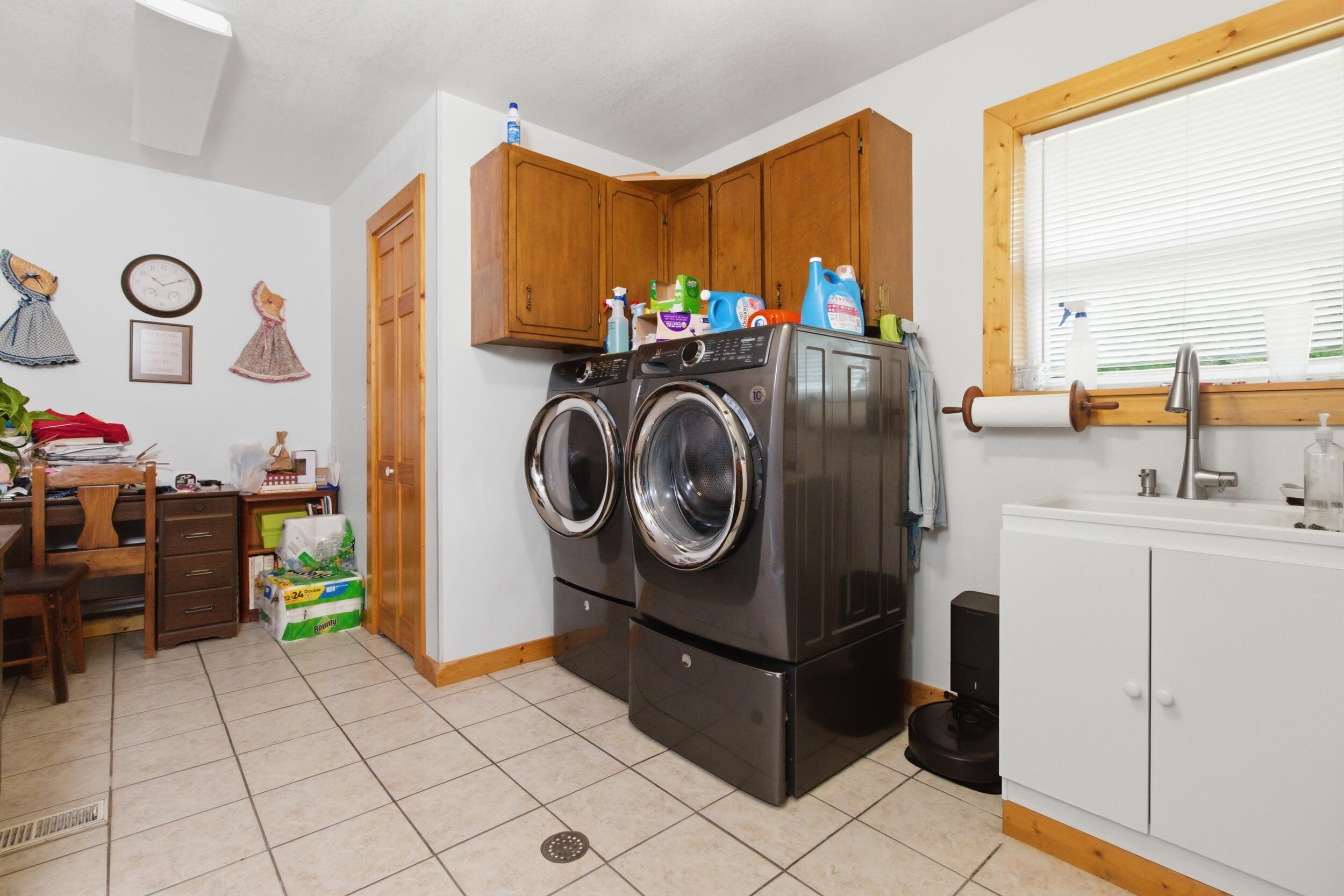 9723 Highway E Property Photo 17