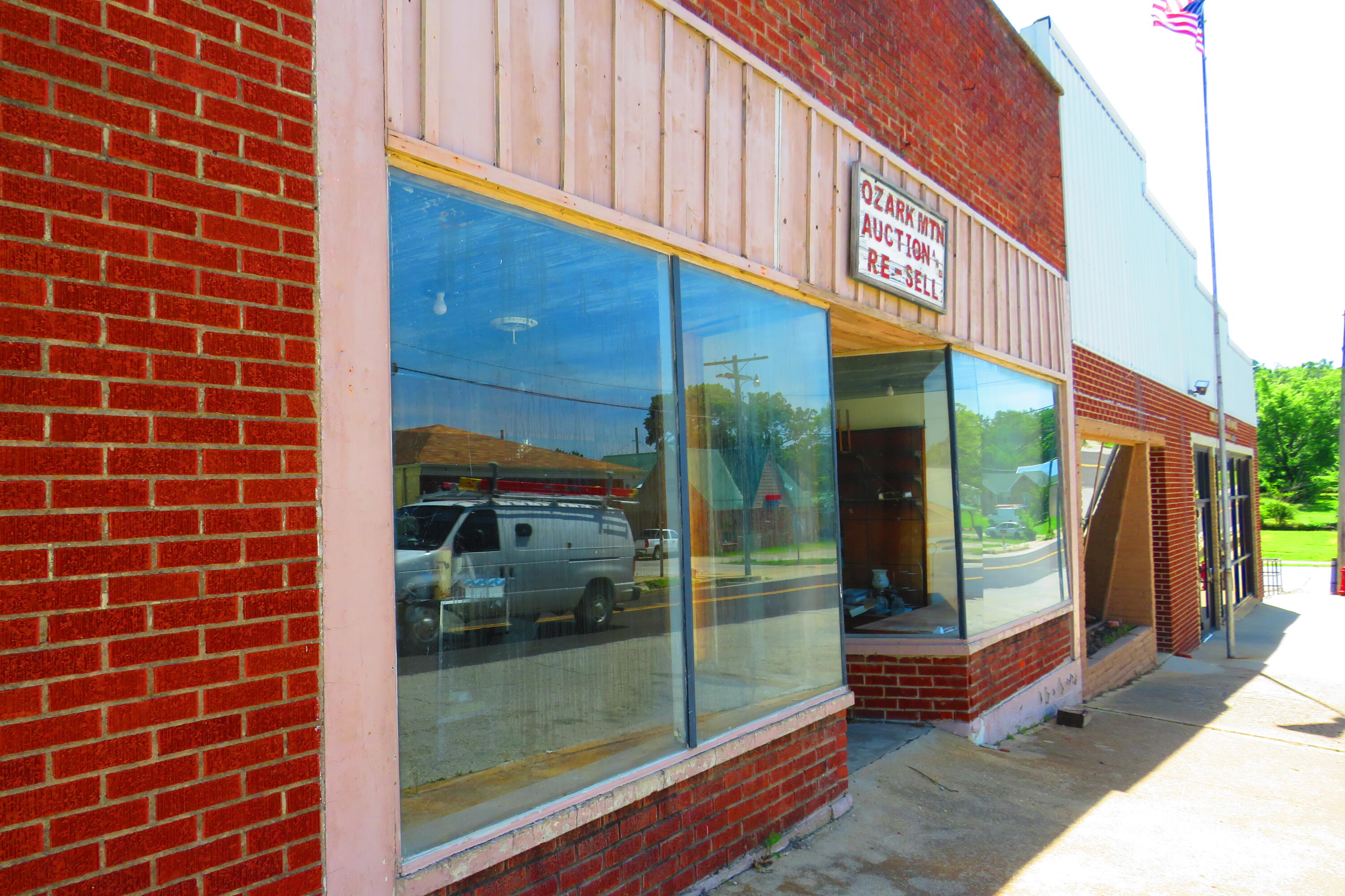 310 East Commercial Street Property Photo 1