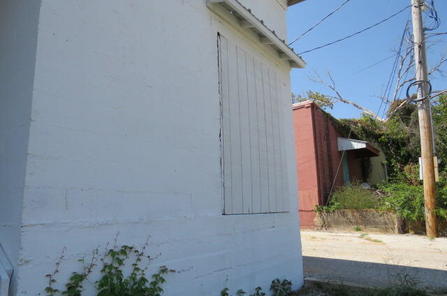 310 East Commercial Street Property Photo 8