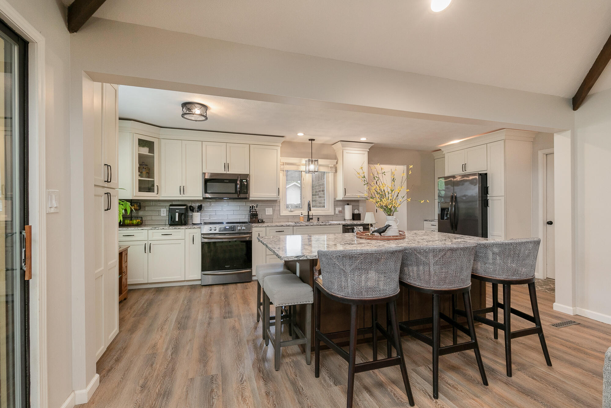 4845 South Ash Avenue Property Photo 3