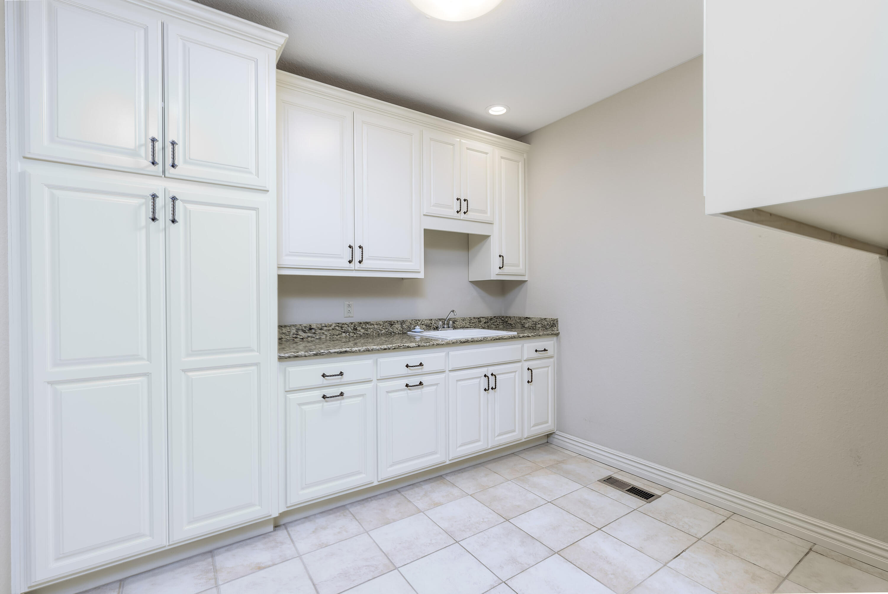 20478 Lawrence 2180 Property Photo 27