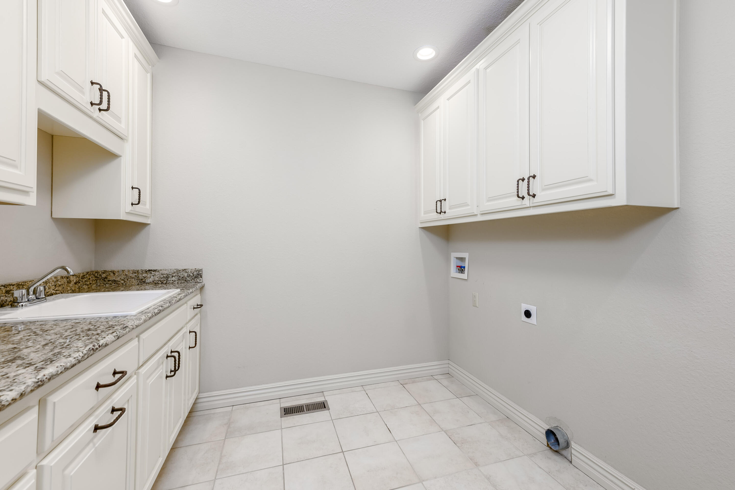 20478 Lawrence 2180 Property Photo 28