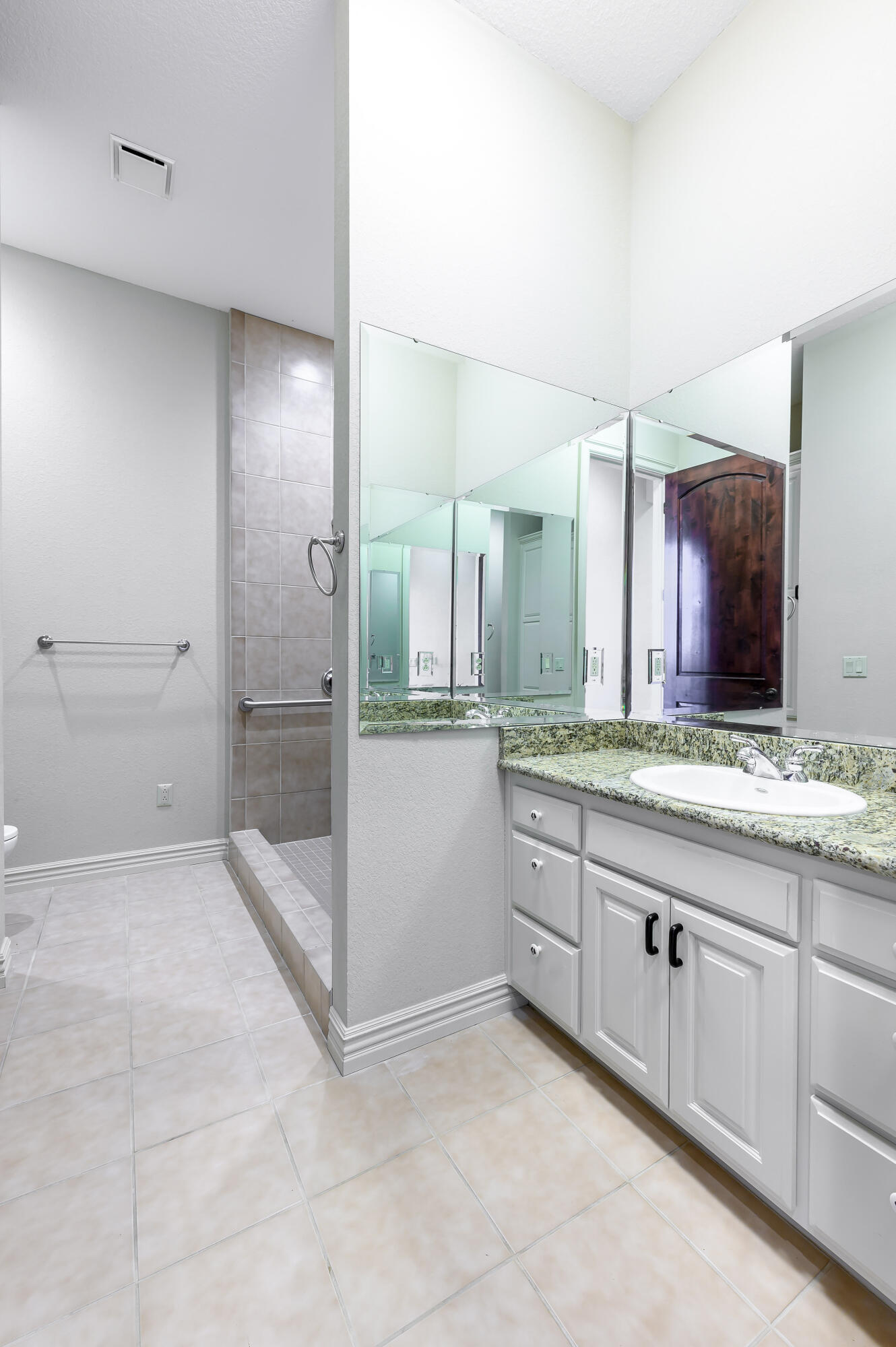 20478 Lawrence 2180 Property Photo 29