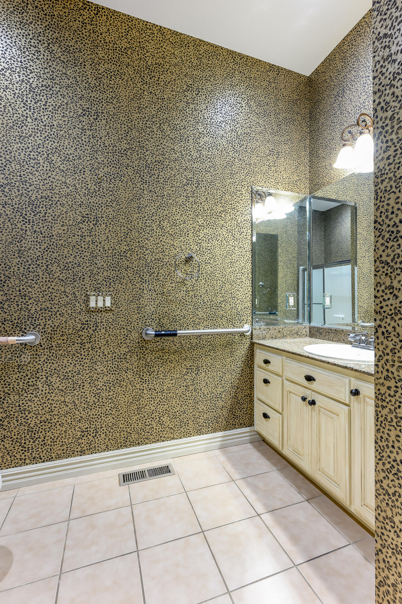 20478 Lawrence 2180 Property Photo 44