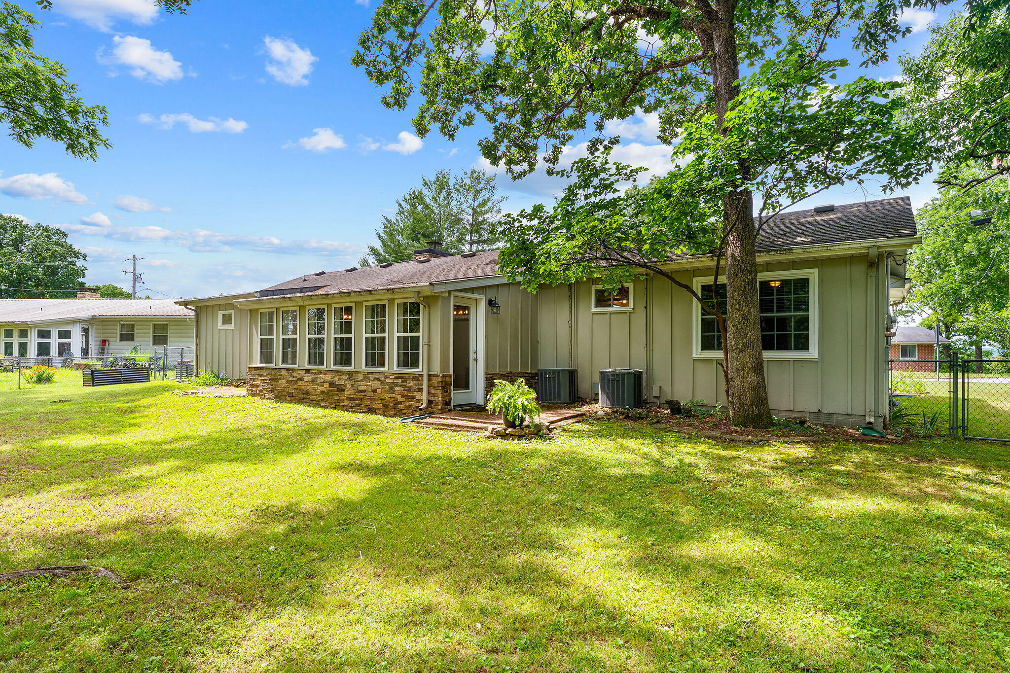 909 Cliff Drive Property Photo 4