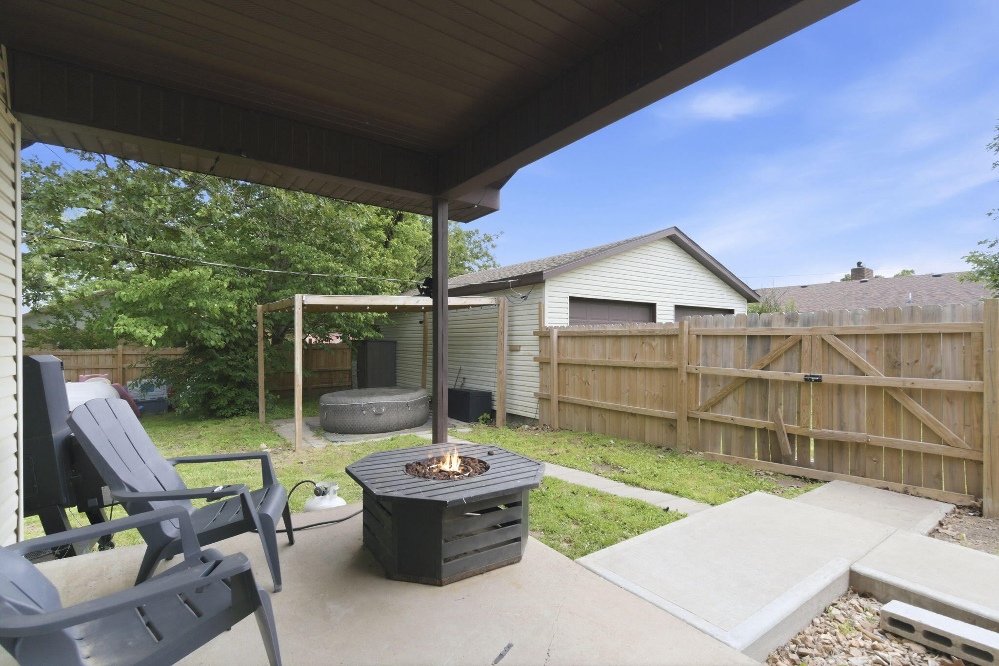 502 South Pear Street Property Photo 6