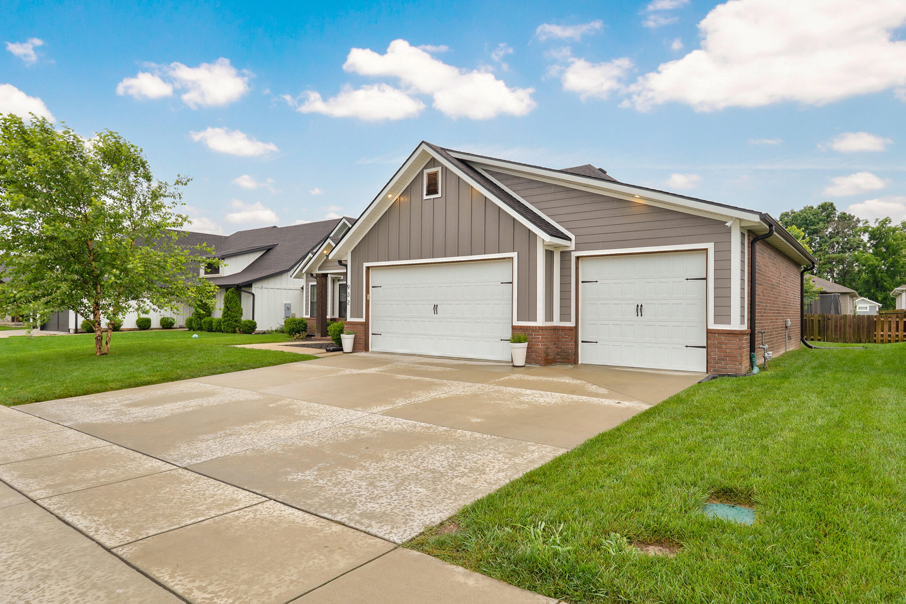 932 East Downshire Drive Property Photo 3