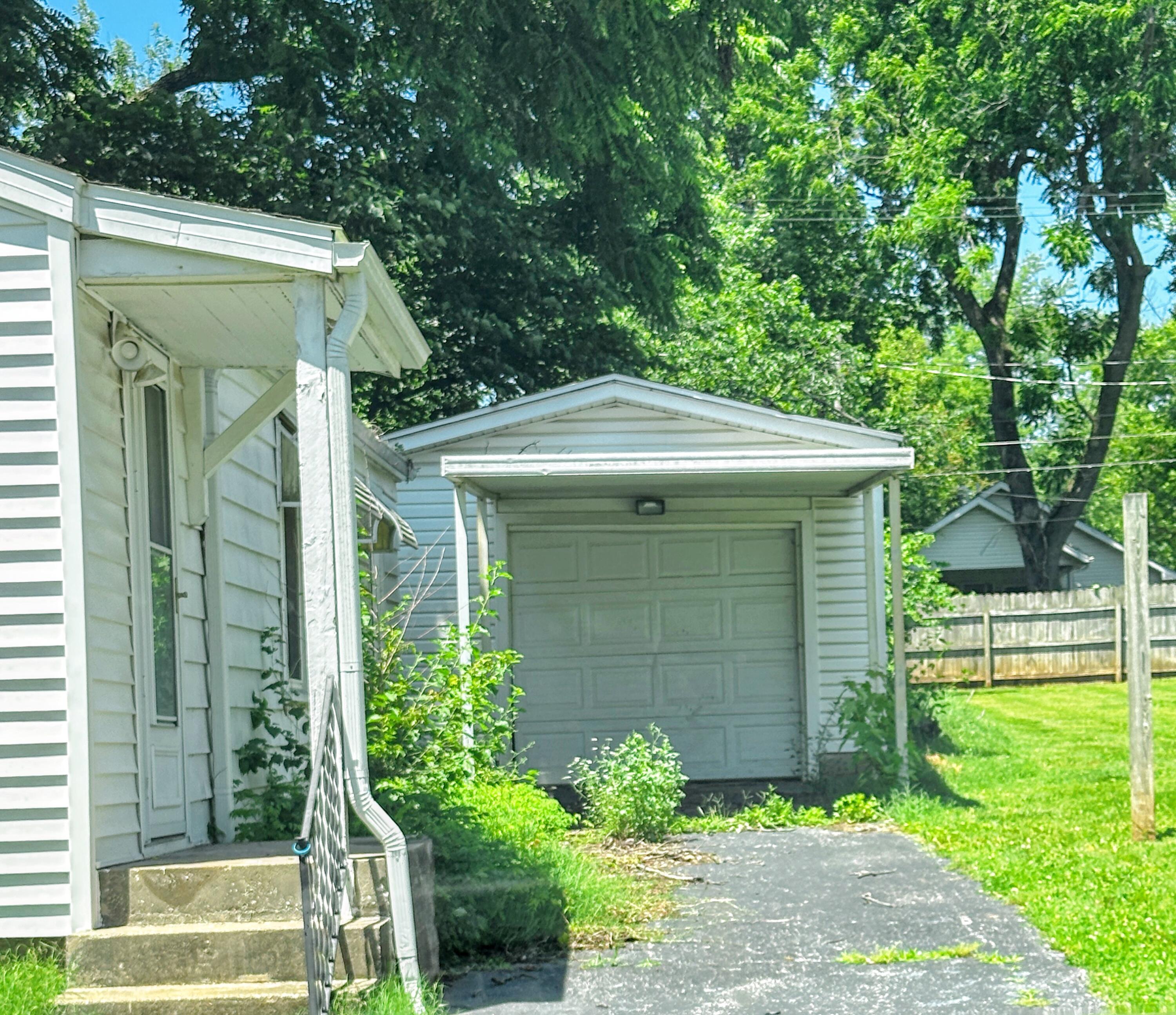 2731 West Walnut Street Property Photo 4